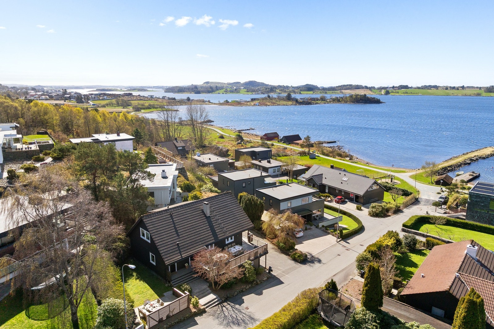 Boligen ligger i en rolig blindgate i umiddelbar nærhet til sjøen og flotte turområder Galleribilde