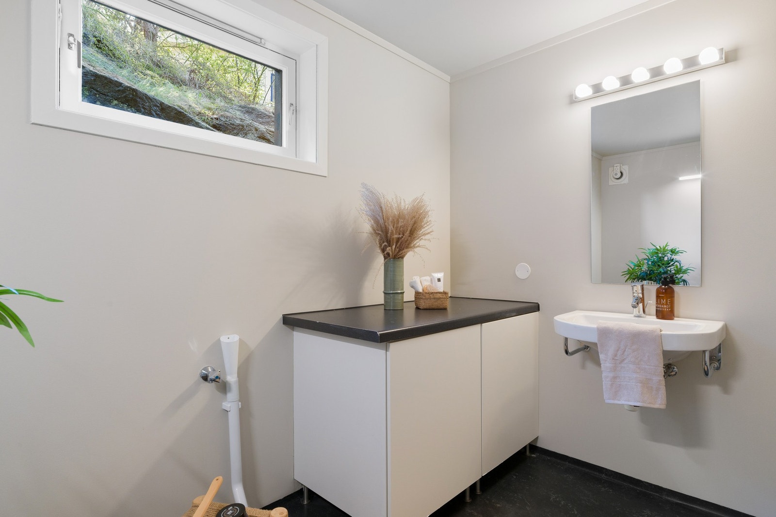Bad med opplegg for vaskemaskin Galleribilde
