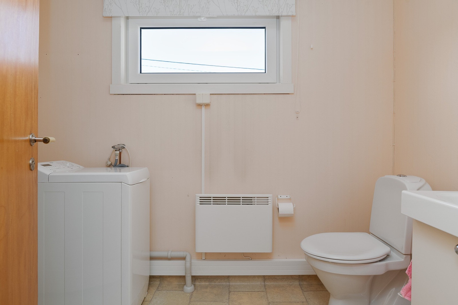 På badet er det toalett, servant, dusjkabinett og opplegg for vaskemaskin Galleribilde