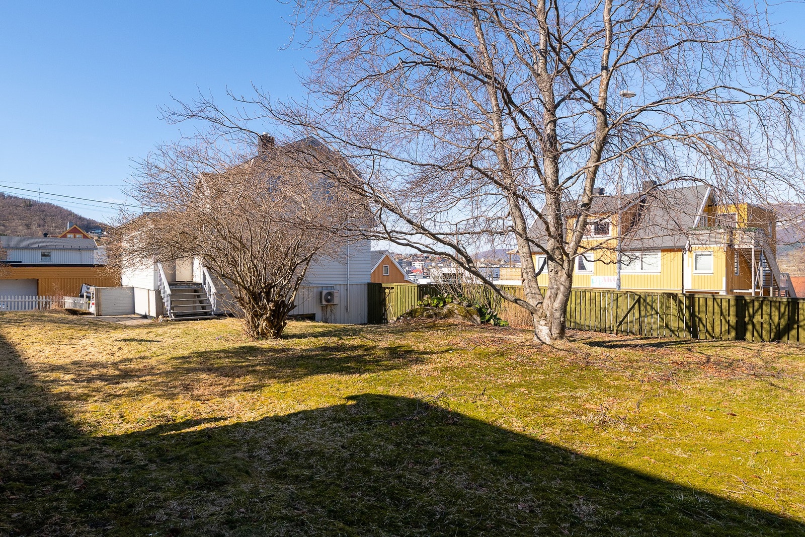 Skjermet hage med god solgang, og god plass til å nyte sommerdagene Galleribilde