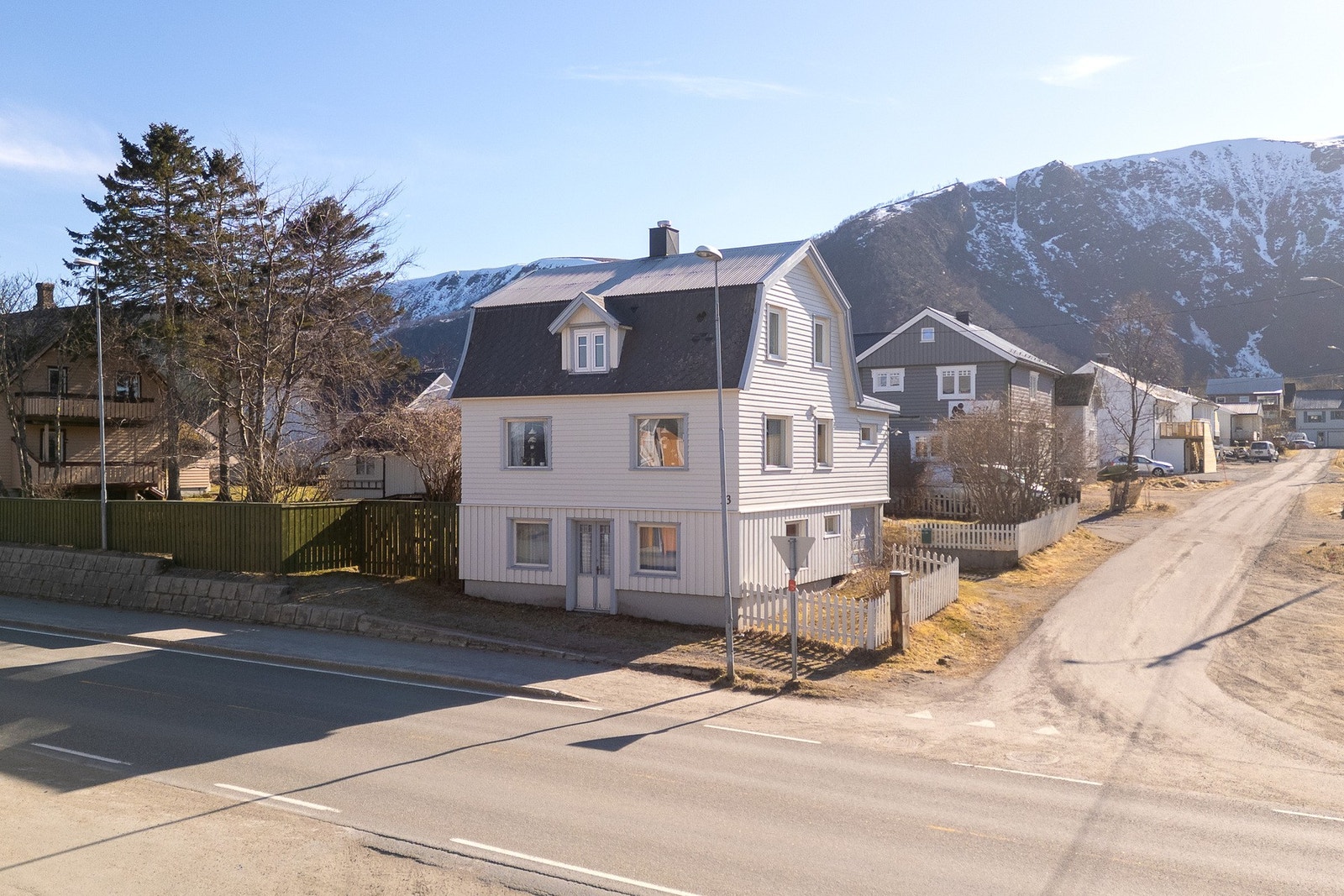 En sjarmerende og innholdsrik enebolig med stor skjermet hage, sentralt på Stokmarknes! Galleribilde