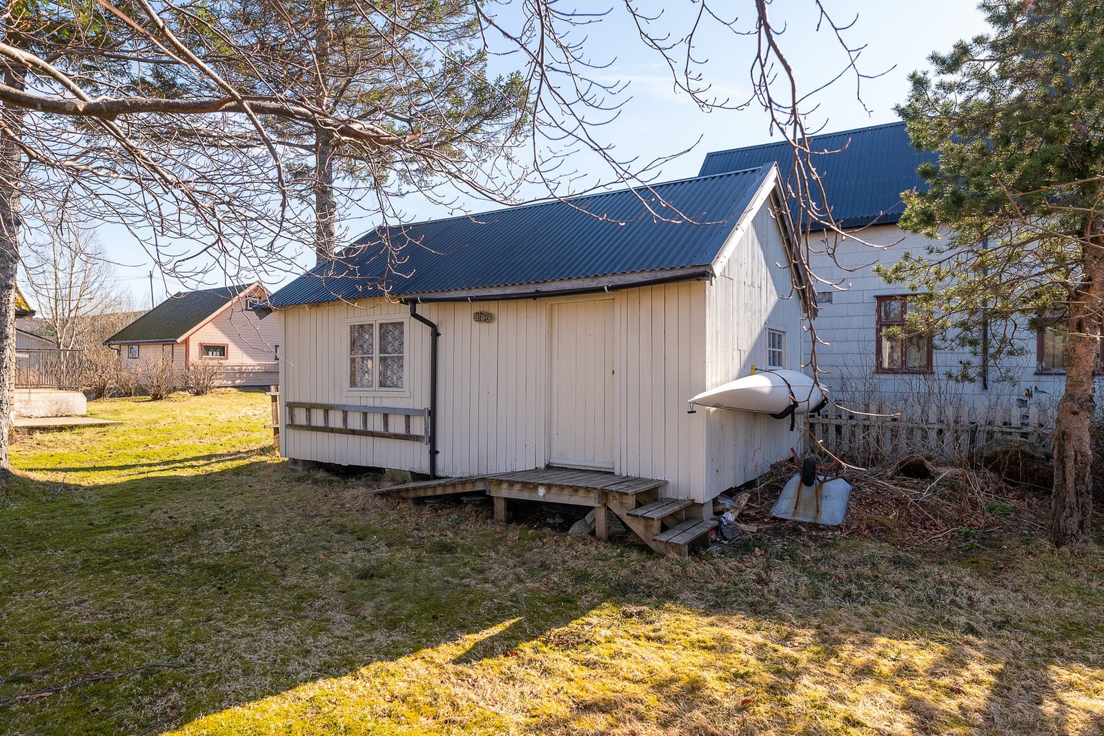 I hagen er det et eldre uthus med masse oppbevaringsplass Galleribilde