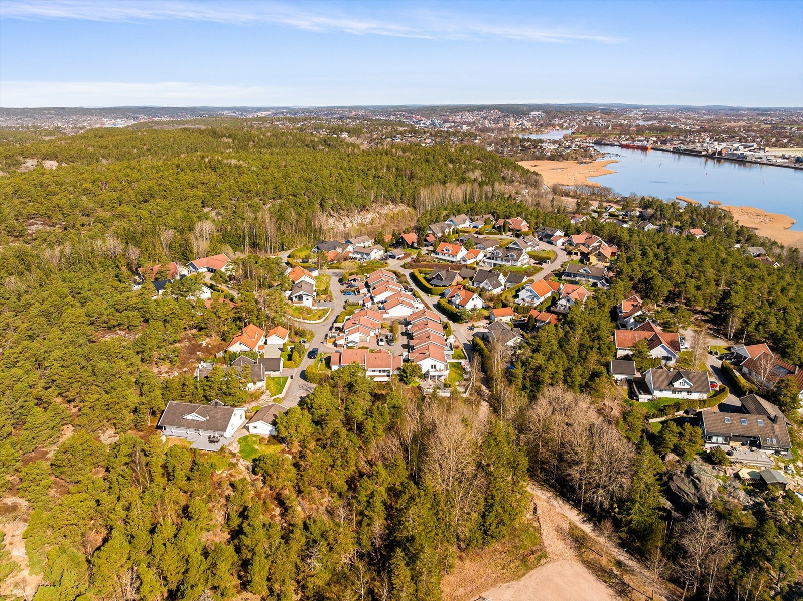 Med Blåveisåsen som utgangspunkt får du enkel tilgang til de omfangsrike turområdene på Kråkerøy. Til byen er det kort sykkelavstand og kun få minutter med bil. Galleribilde