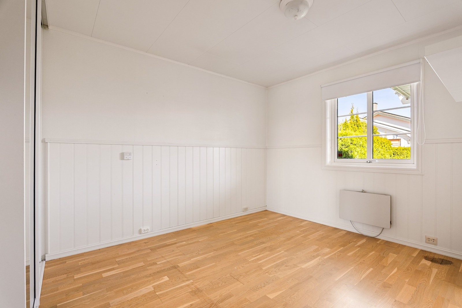 Soverommene er orientert mot den nordre siden som ikke er solutsatt på dagtid. Dette er på nesten 12 kvm. og innredet med skyvedørsgarderobe. Galleribilde