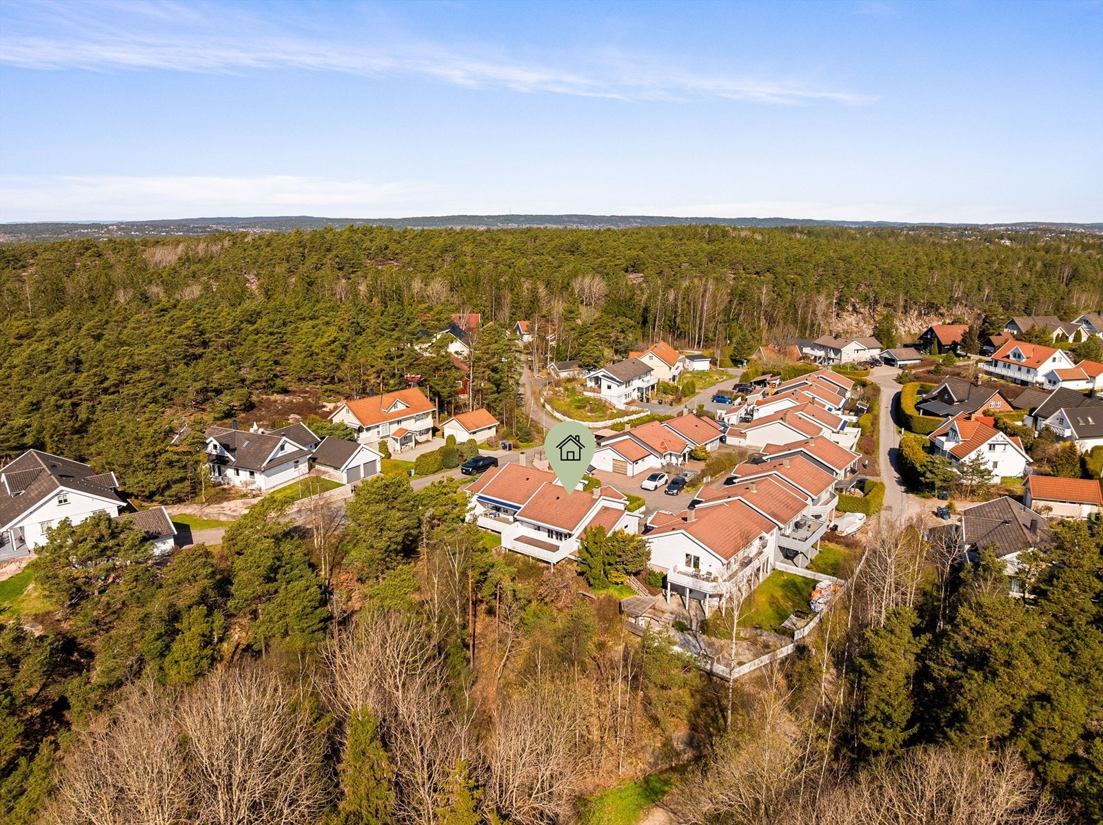 I den solfylte høyden ved Buskogen ligger Blåveisåsen 25 - halvparten av en vertikaldelt tomannsbolig oppført i 1990. Fotograf; Kristoffer Kristiansen. Galleribilde
