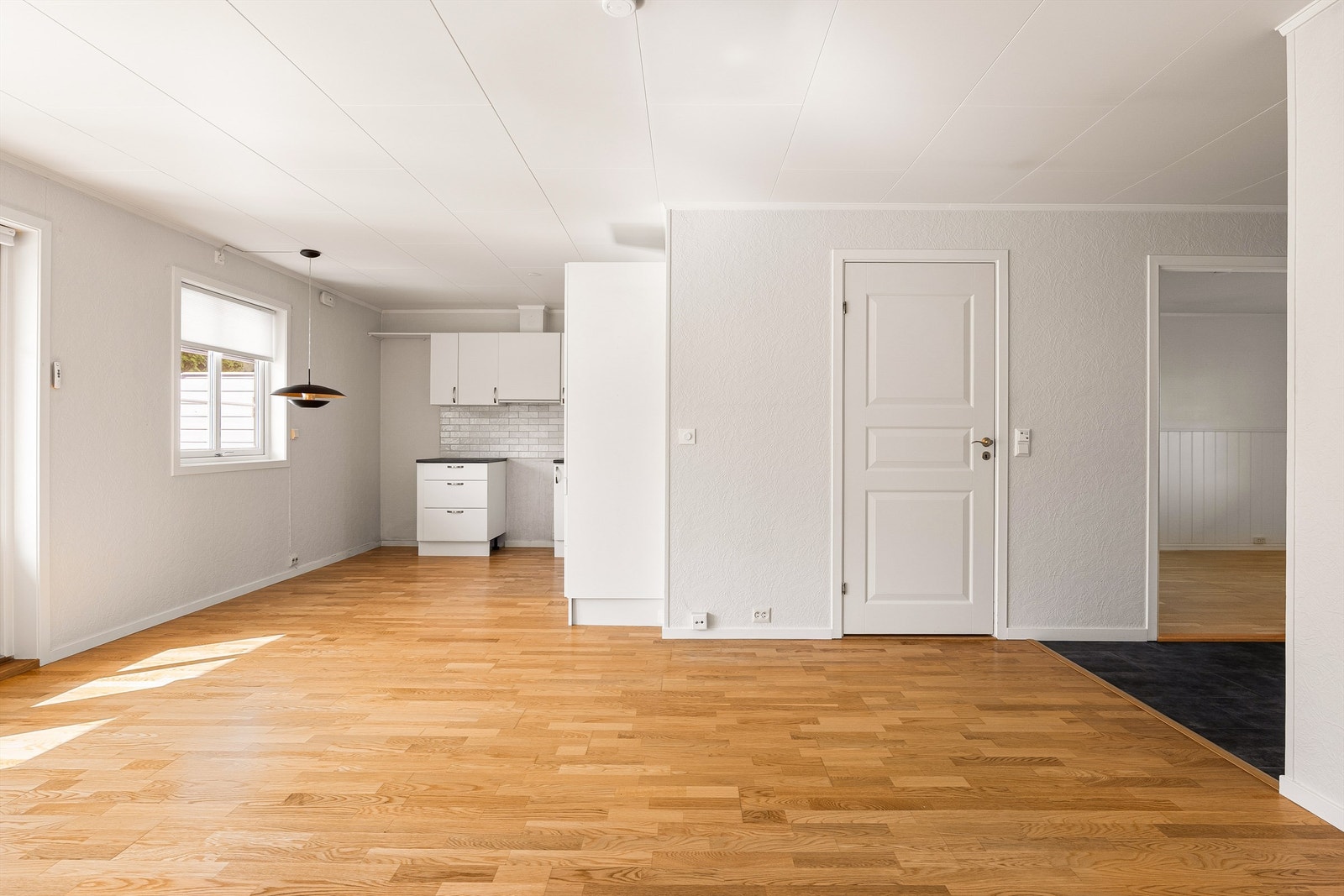 Tapet og panel på vegger er malt hvite i nær sagt alle rom. Gulvene er i de fleste rom av tre-stavs eikeparkett. Galleribilde