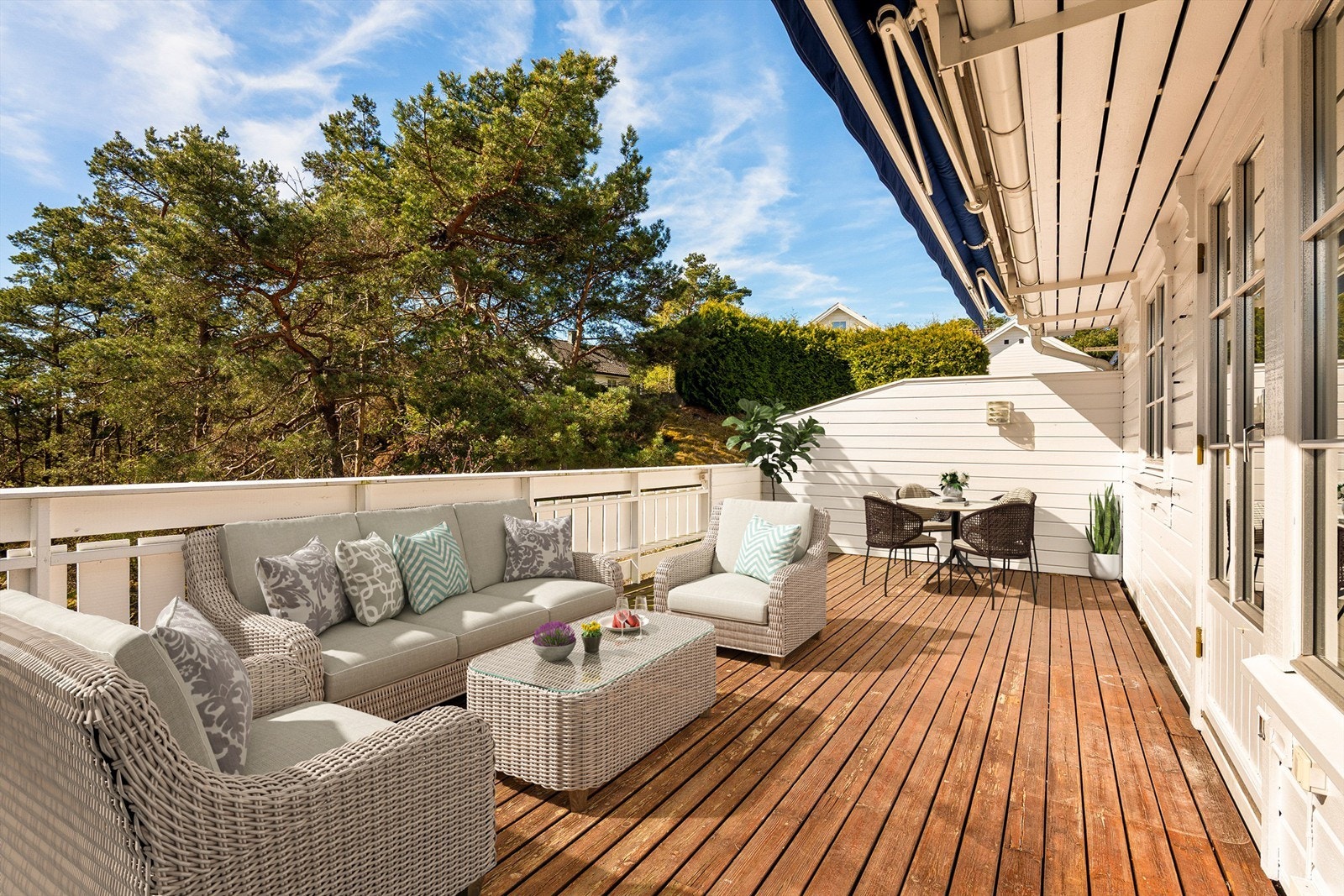 Solforholdene er upåklagelige. På terrassen kan du sommerstid få med deg solen hele dagen. Fotograf; Kristoffer Kristiansen. Digitalt møblert bilde. Galleribilde