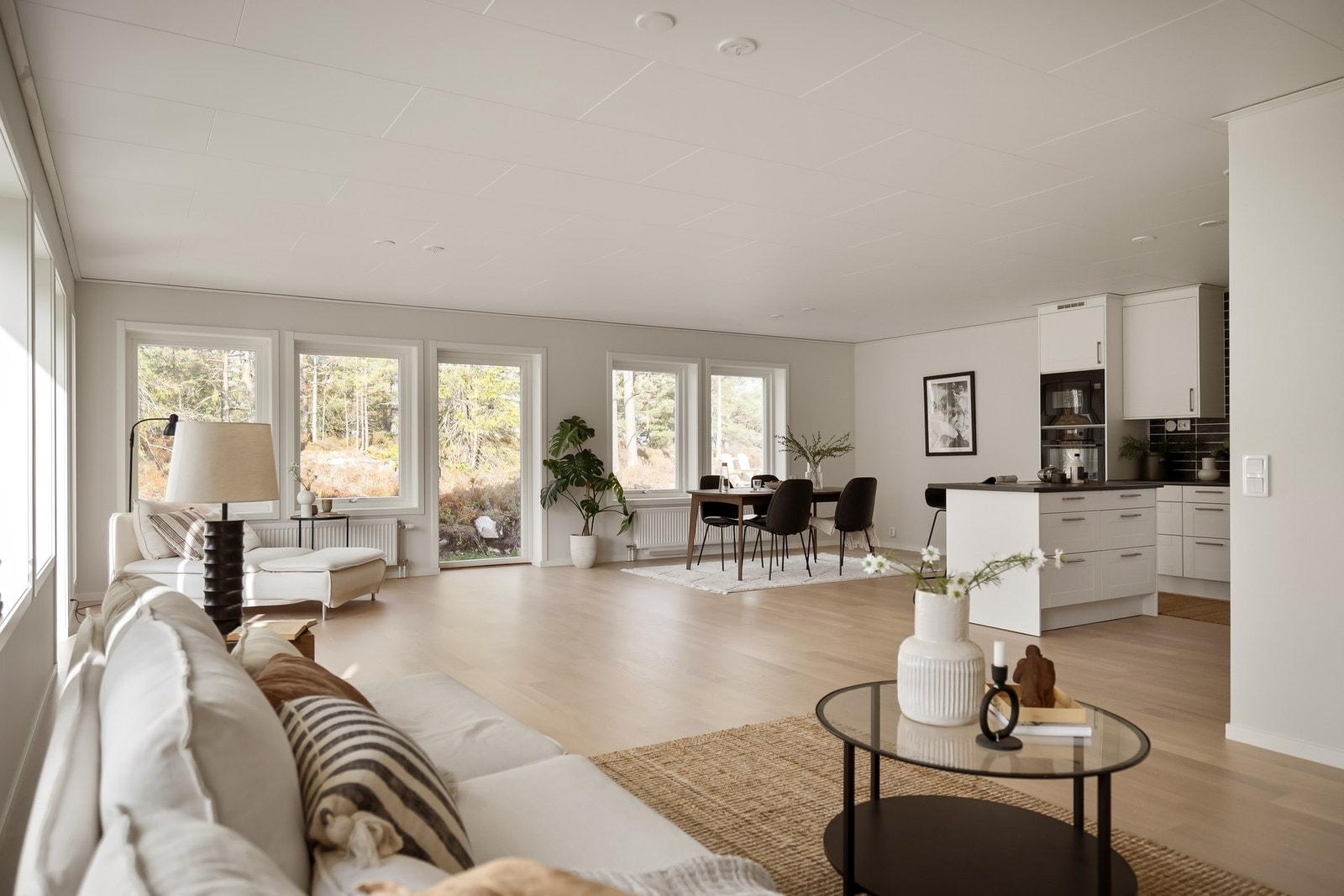 Et lyst og luftig rom (Fra lignende bolig) Galleribilde