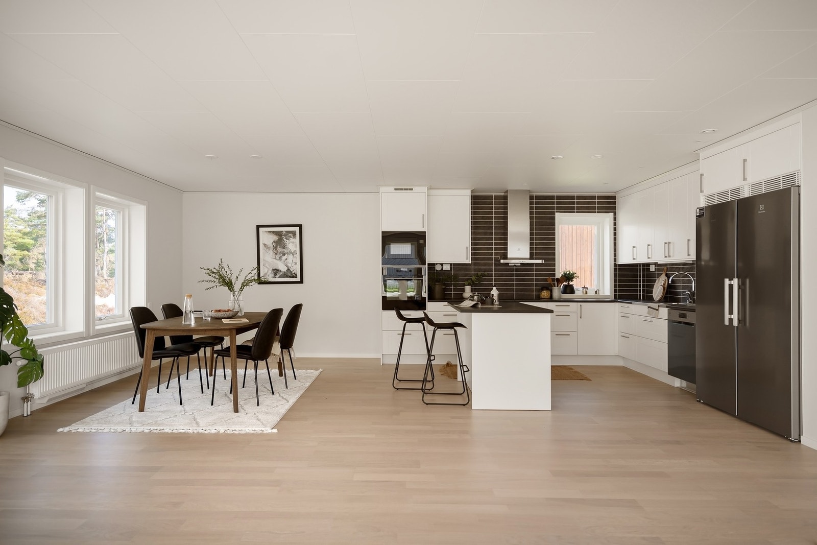 Kjøkkenet ligger åpent i rommet og bidrar til en sosial atmosfære (Fra lignende bolig) Galleribilde