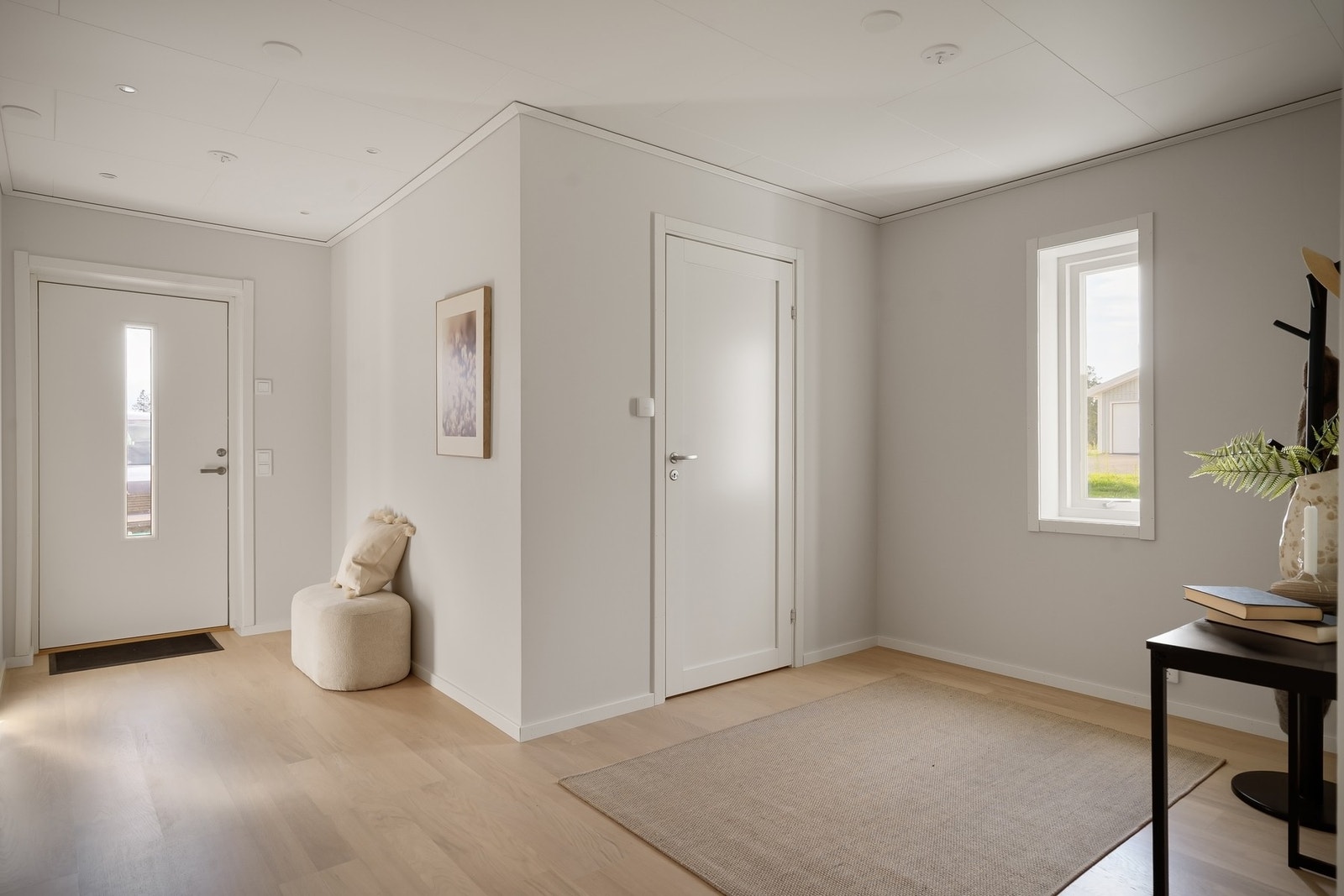 En lys og romslig hall ønsker deg velkommen hjem (Fra lignende bolig) Galleribilde