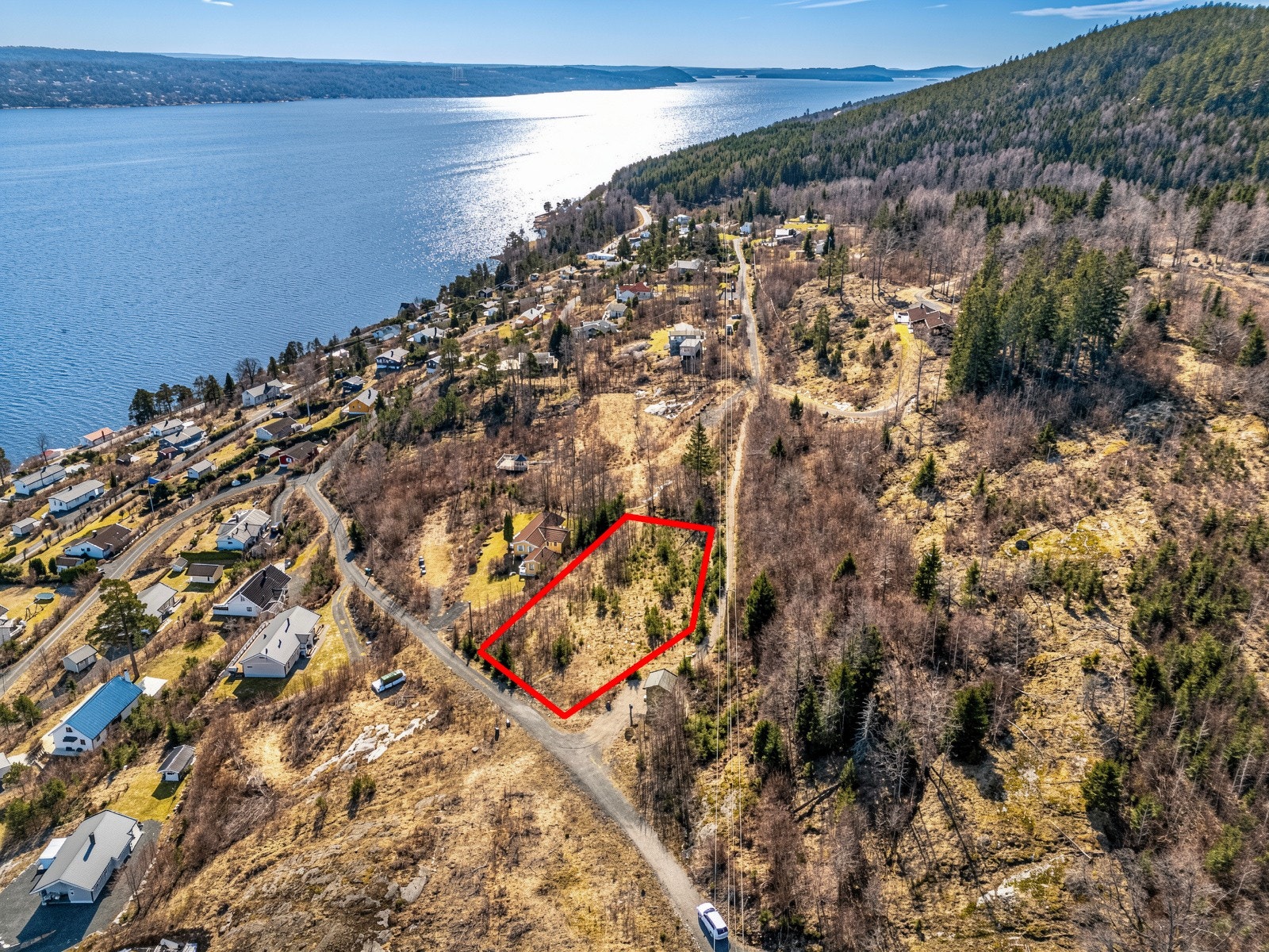Hyttetomten ligger idyllisk til under en times kjøring i fra Oslo. Galleribilde