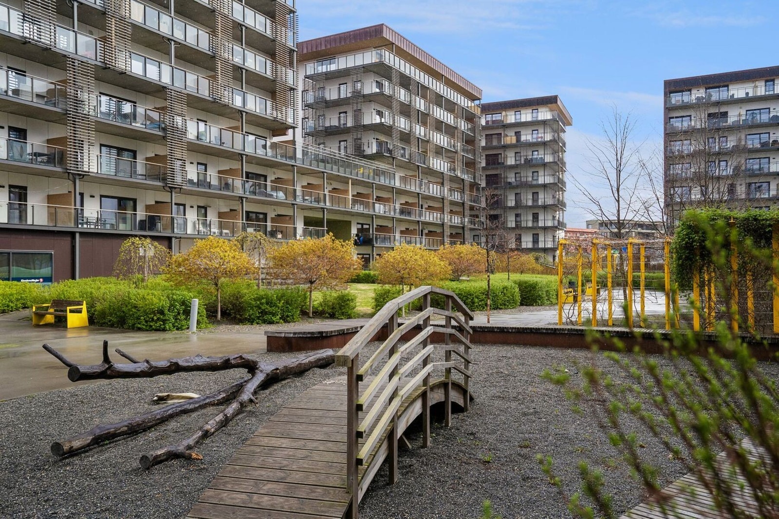 Rundt bygget finner du åpne, frodige og sosiale fellesarealer som innbyr til trivsel og kan benyttes av beboerne. Galleribilde