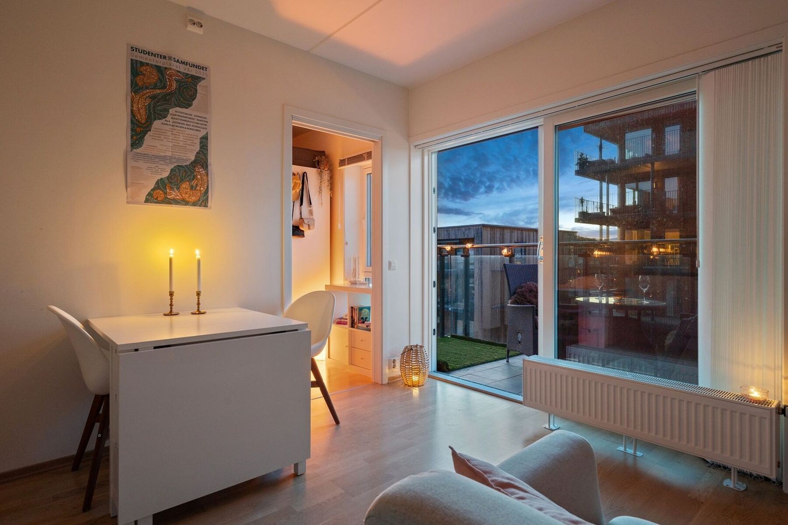 En lys og harmonisk leilighet med en rolig, dempet atmosfære som skaper en behagelig og stemningsfull ramme. Galleribilde