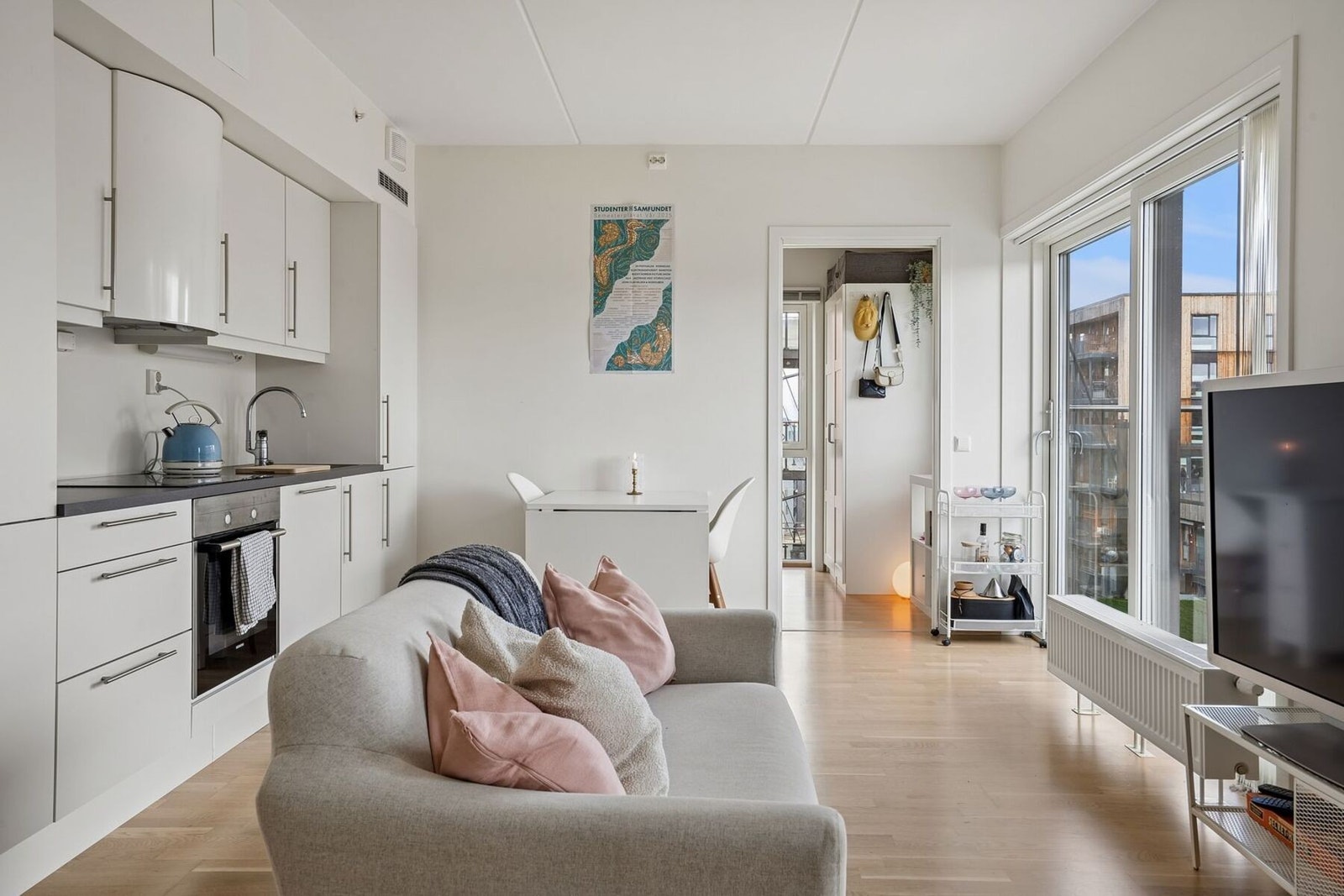 Leiligheten ligger i 6. etasje med enkel heisadkomst, og har en gjennomgående moderne standard fra 2017. Galleribilde