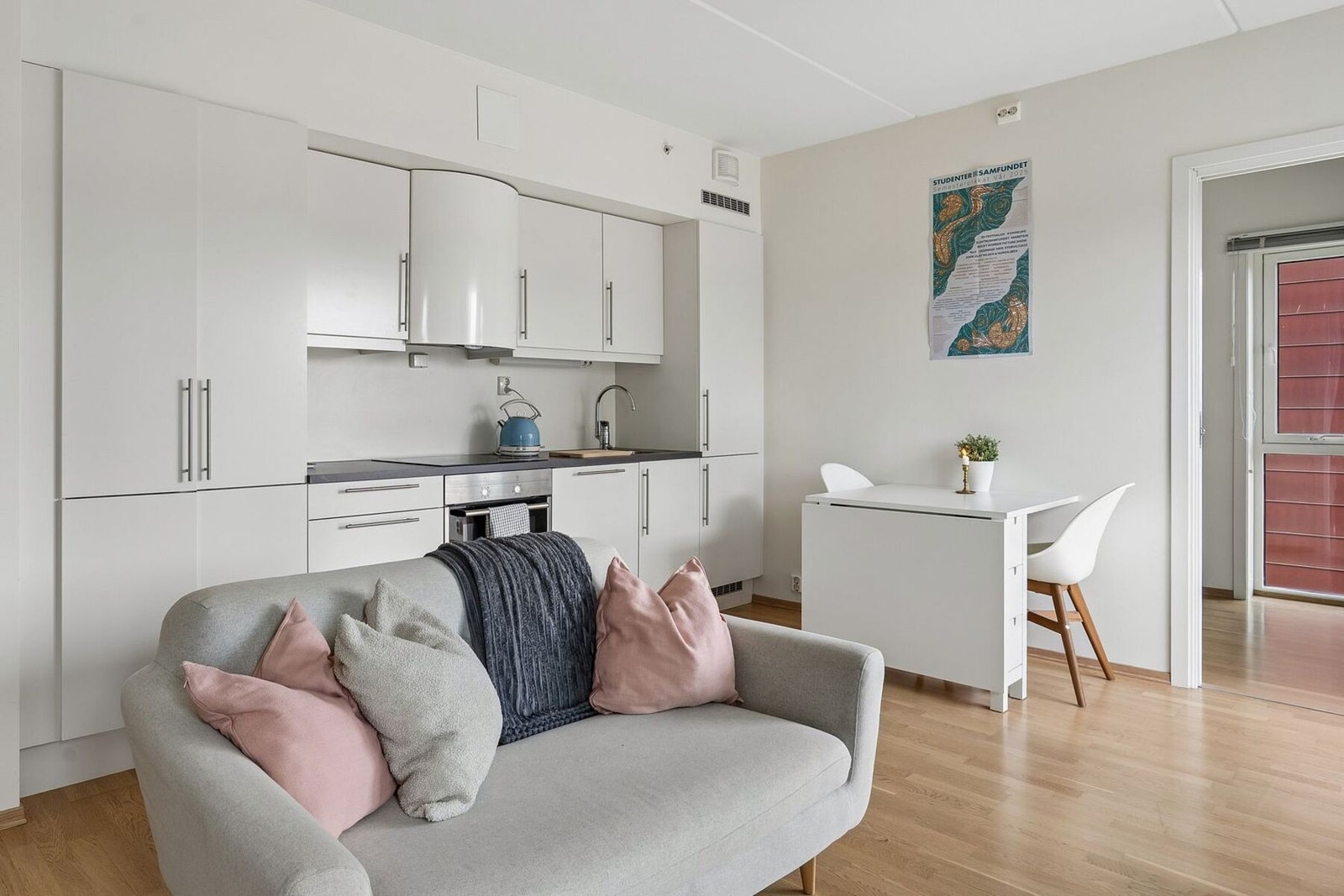 Leiligheten holder moderne standard med oppvarming via fjernvarme og balansert ventilasjon for et behagelig inneklima året rundt. Galleribilde