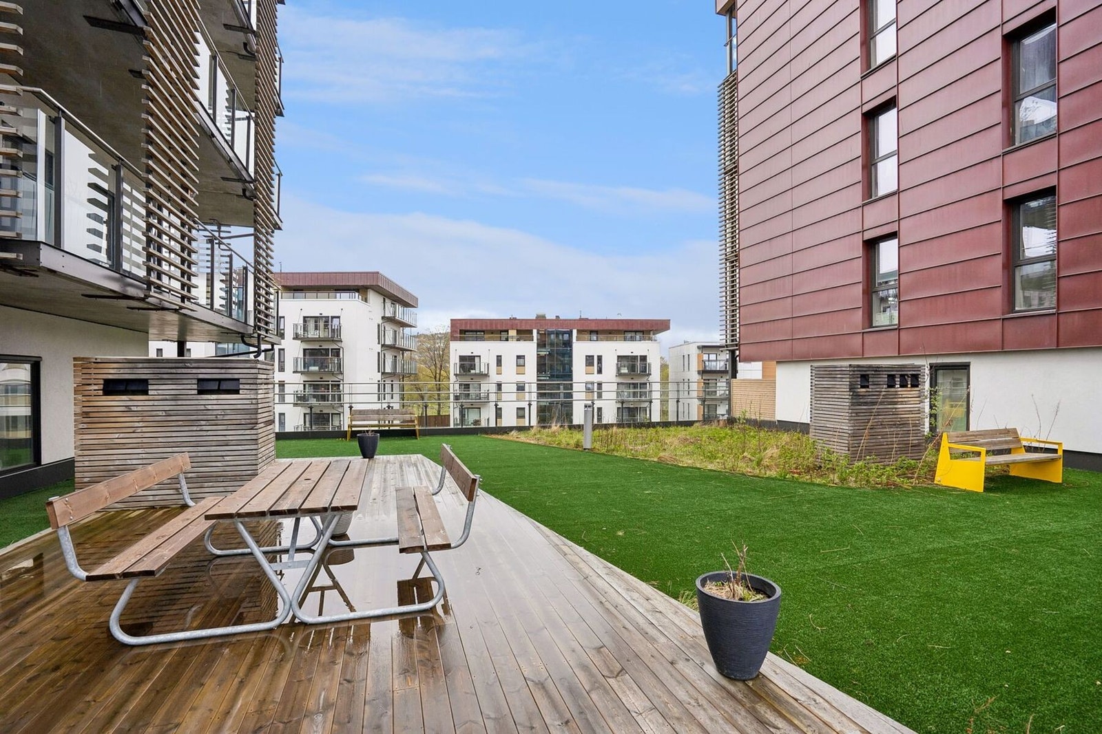 Sameiet disponerer to flotte felles takterrasser med gode solforhold og innbydende sittegrupper - perfekte for avslapning og sosiale sammenkomster. Galleribilde