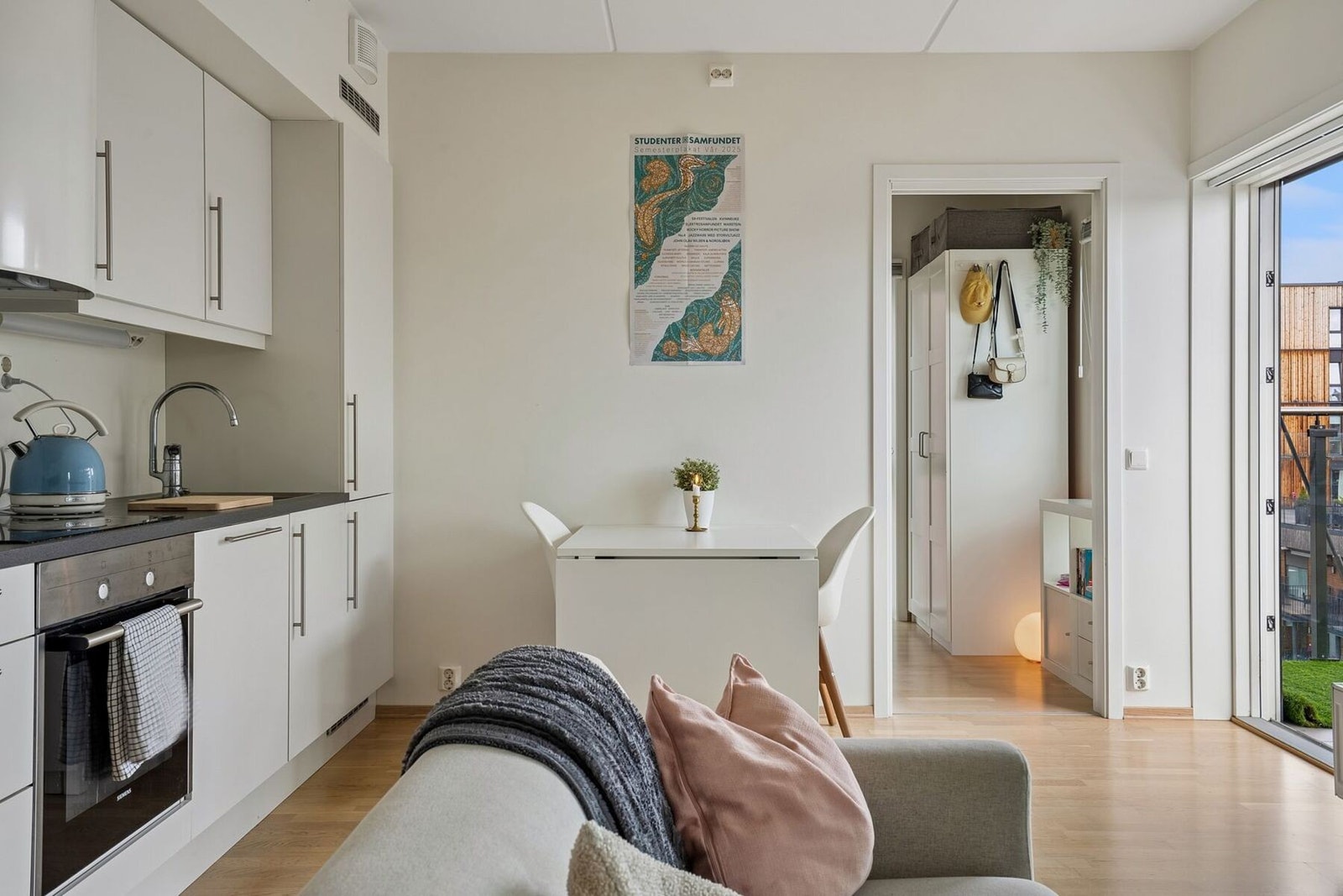 Felleskostnadene er lave, kr 1 627,- per måned og inkluderer blant annet driftskostnader, fjernvarme, samt TV og internett. Galleribilde