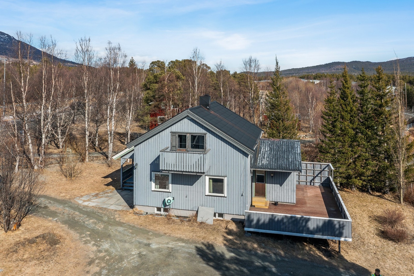 Boligen ligger i gåavstand til Oppdal sentrum, skole og barnehage. Galleribilde