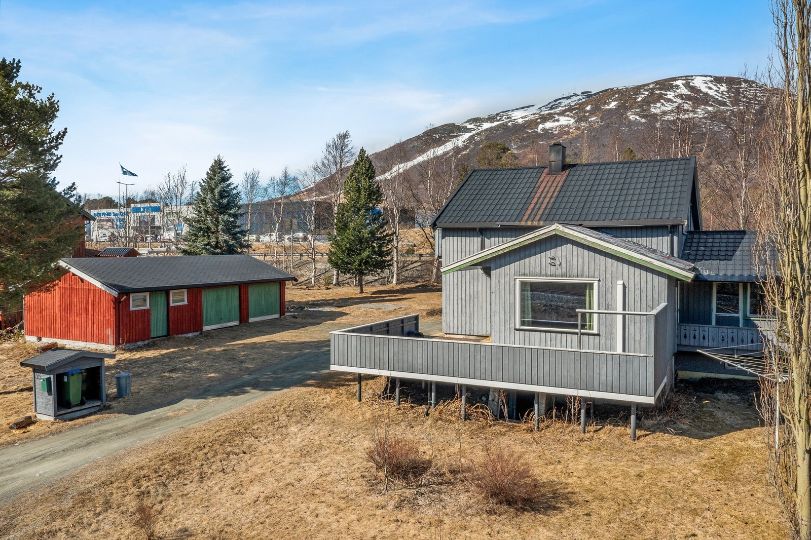 Fra eiendommen er det fin utsikt hot Hovden skisenter. Galleribilde