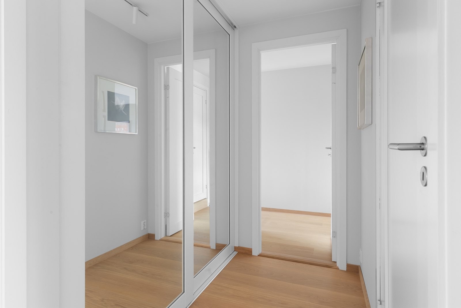 God plass til å henge fra seg yttertøy i skyvedørsgarderobe i hall/gang. Galleribilde