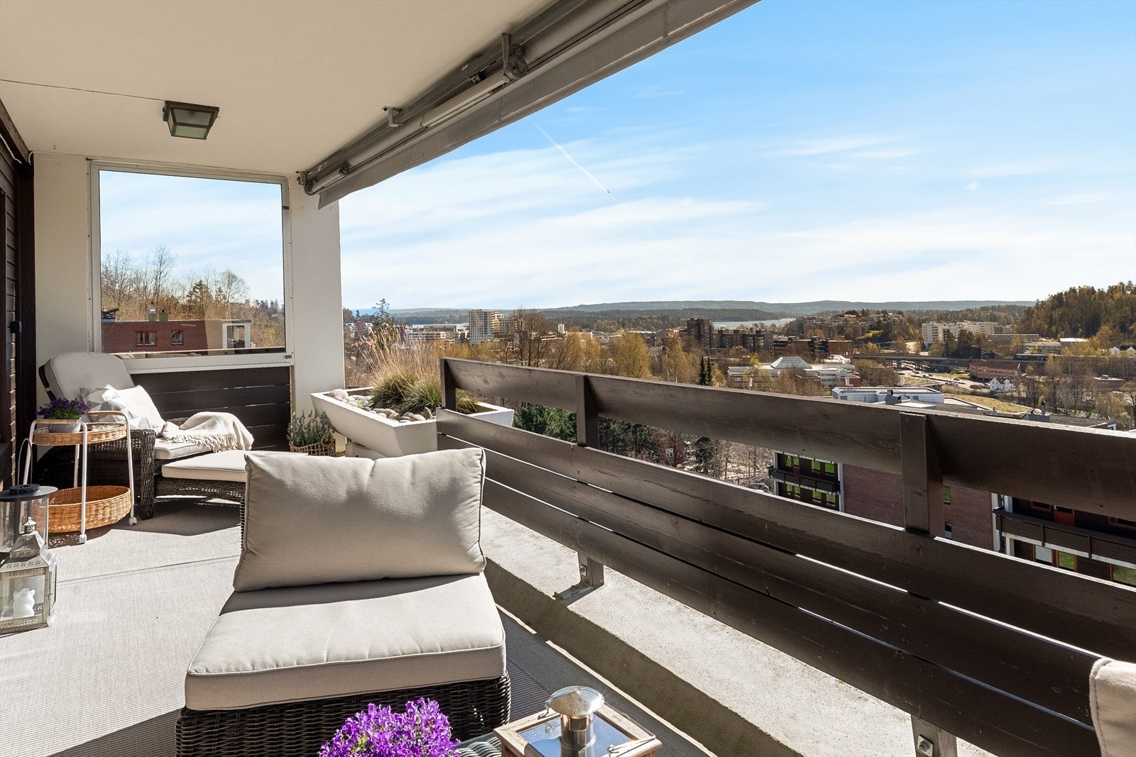 Solrik terrasse med panorama utsikt mot fjorden og omgivelsene. Galleribilde