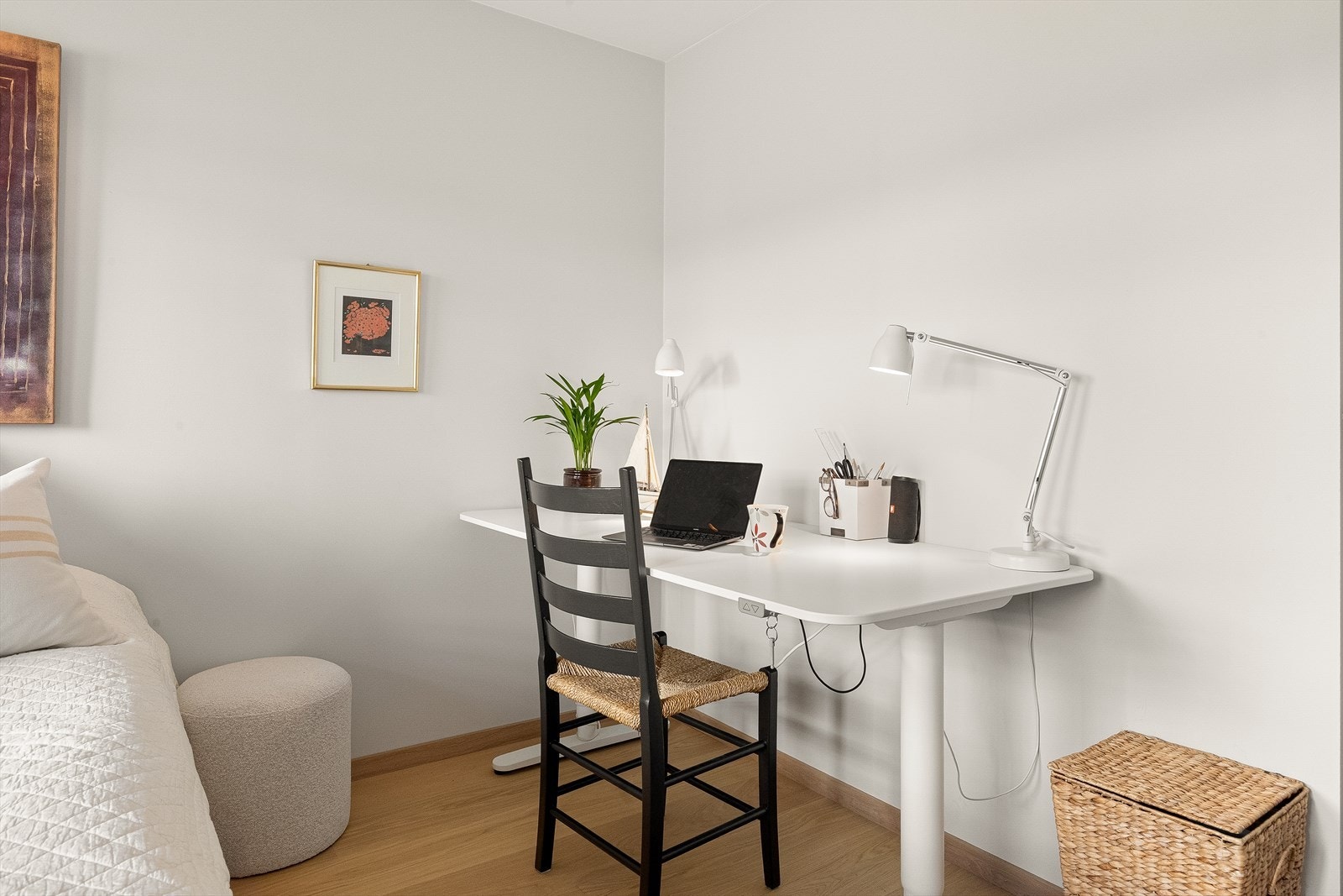 God plass til både dobbeltseng og kontorpult. Enkelt å tilbakestille til 2 soverom ved behov. Se alternativ plantegning. Galleribilde