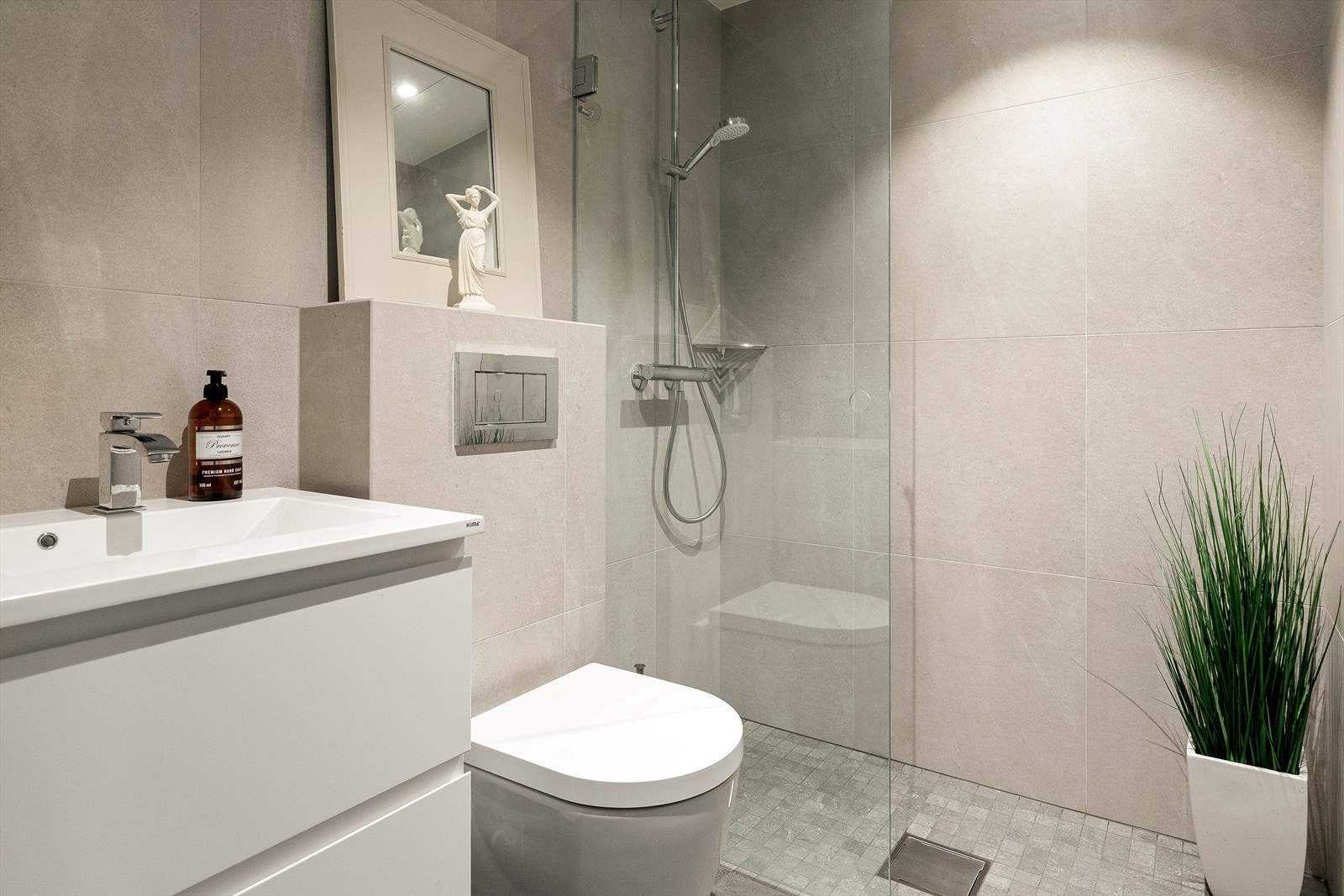Bad 2 er holdt i samme stil som hovedbadet. Galleribilde