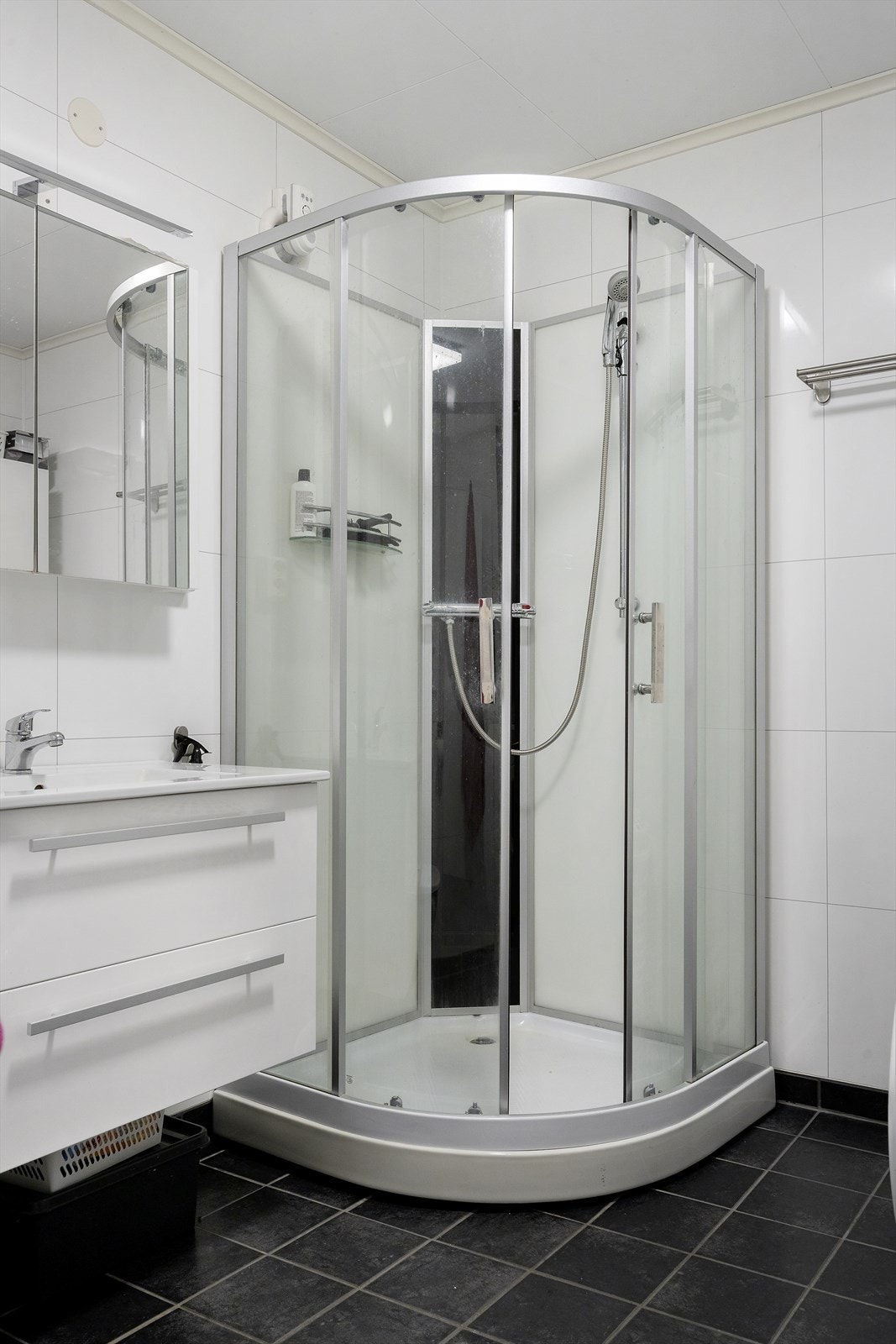 Badet er renovert år 2006/2008. Bad er utstyrt med sluk i gulv, fuktstyrt vifte, dusjkabinett, tilkoblingsmulighet for vaskemaskin, vegghengt baderomsinnredning og wc. Galleribilde
