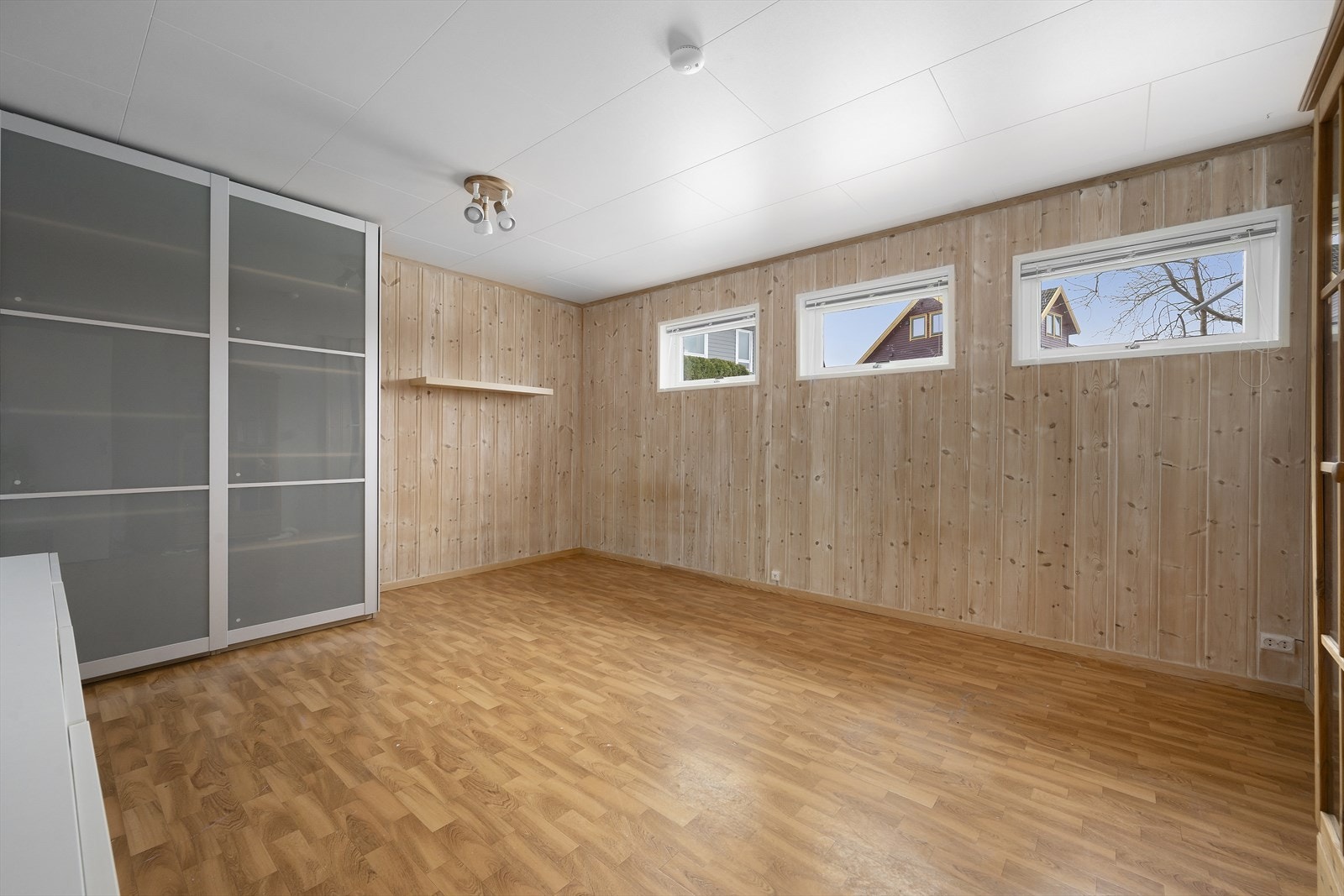 Garderobeskap medfølger Galleribilde