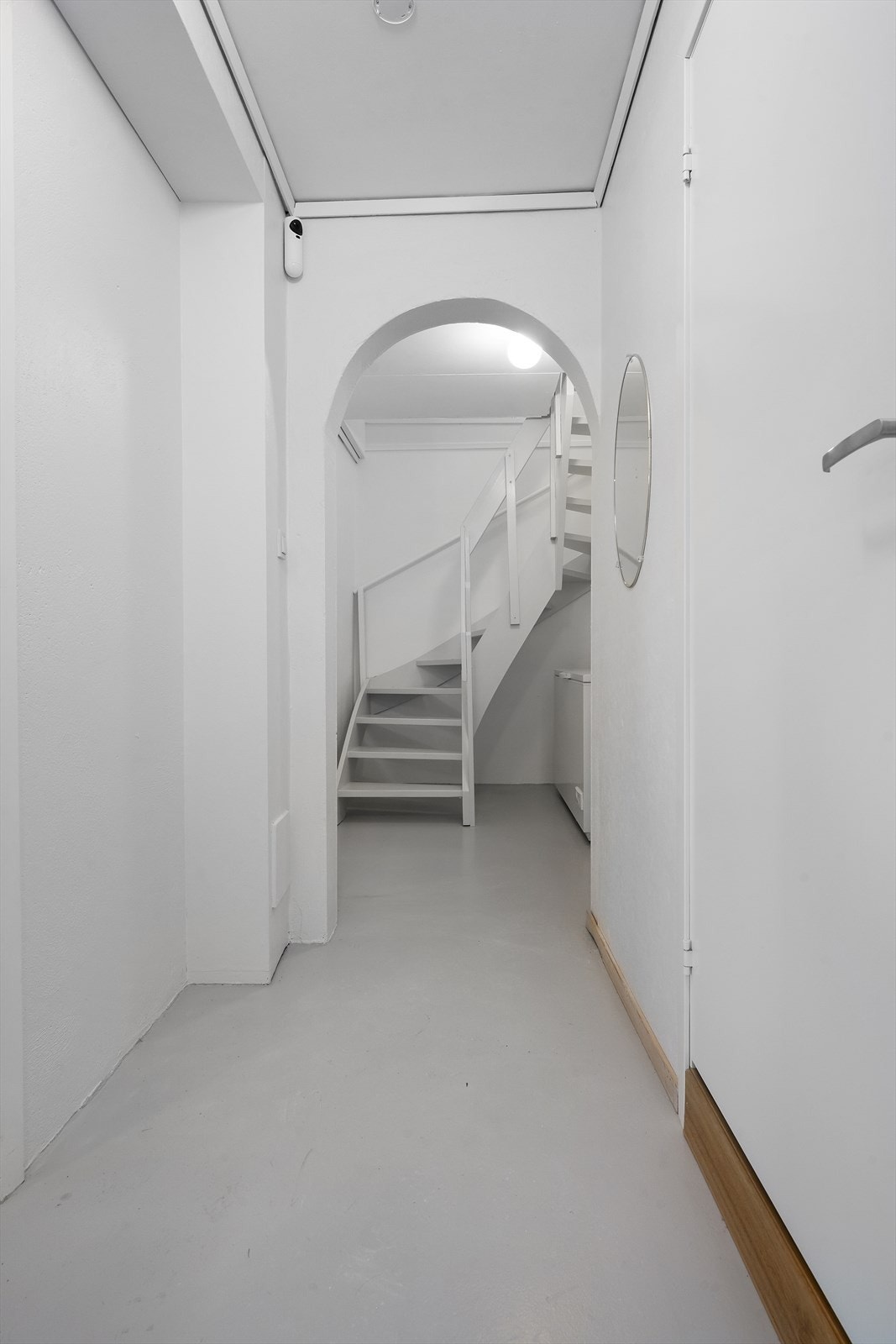 U.etg. består av gang, bod (innredet og tatt i bruk som bad, hobbyrom og vaskerom Galleribilde