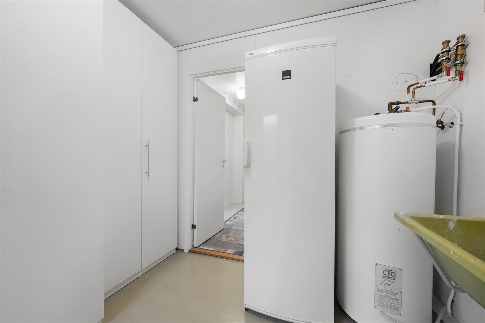 Vaskerom er utstyrt med sluk i gulv, plastvaskekar, tilkoblingsmulighet for vaskemaskin og medfølgende frittstående garderobeskap. Boligen og utleiedel har egen innvendig stoppekran Galleribilde