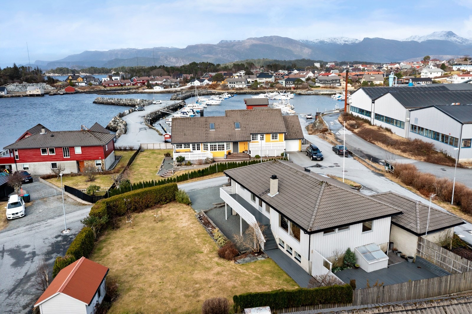 Fra eiendommen er det gåavstand til dagligvareforretningen Bunnpris (650m) og bussholdeplass for bybuss ligger like ved innkjørsel til Digreneset. Galleribilde