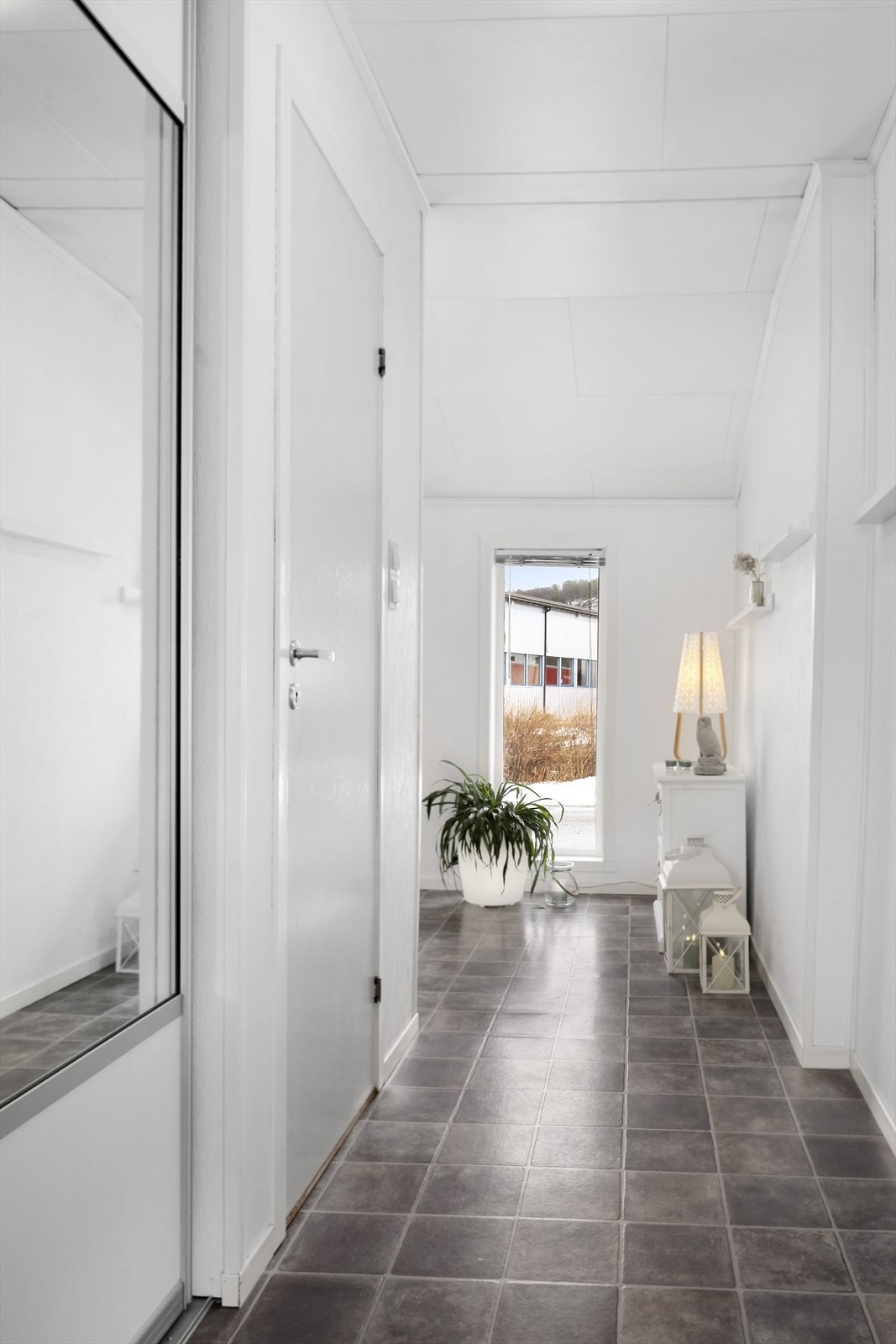 Boligen har en godkjent og separat utleiedel. Fra gang er det trappetilkomst til u.etg. Galleribilde