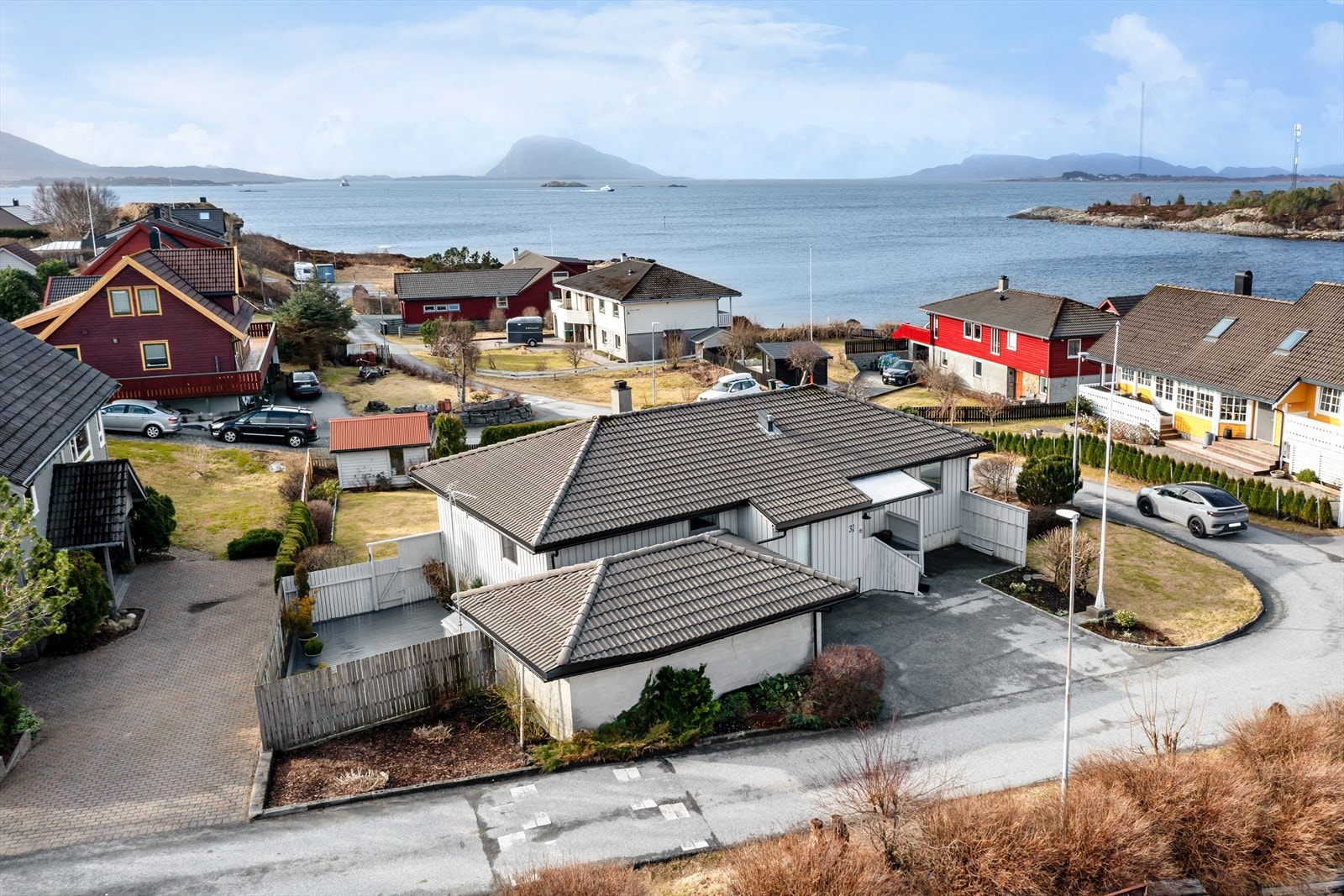 Eiendommen har en solfylt beliggenhet med sørvendt terrasse som ligger i ly for nordavinden, samt en vestvent altan hvor du kan nyte solnedgangen Galleribilde