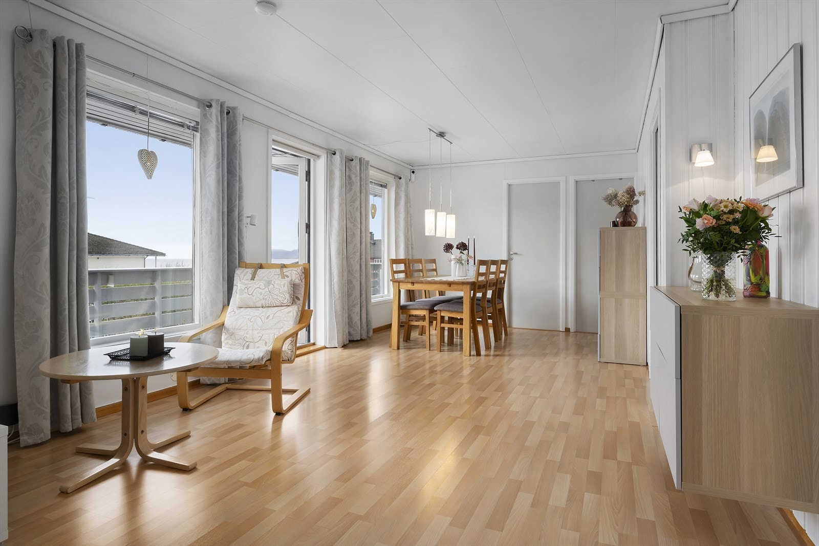 Fra spisestue har du tilkomst til vestvendt altan med gode solforhold og flott utsikt Galleribilde
