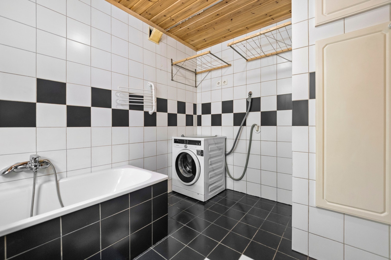 Badet ligger praktisk til ved soverommene i underetasjen. Galleribilde