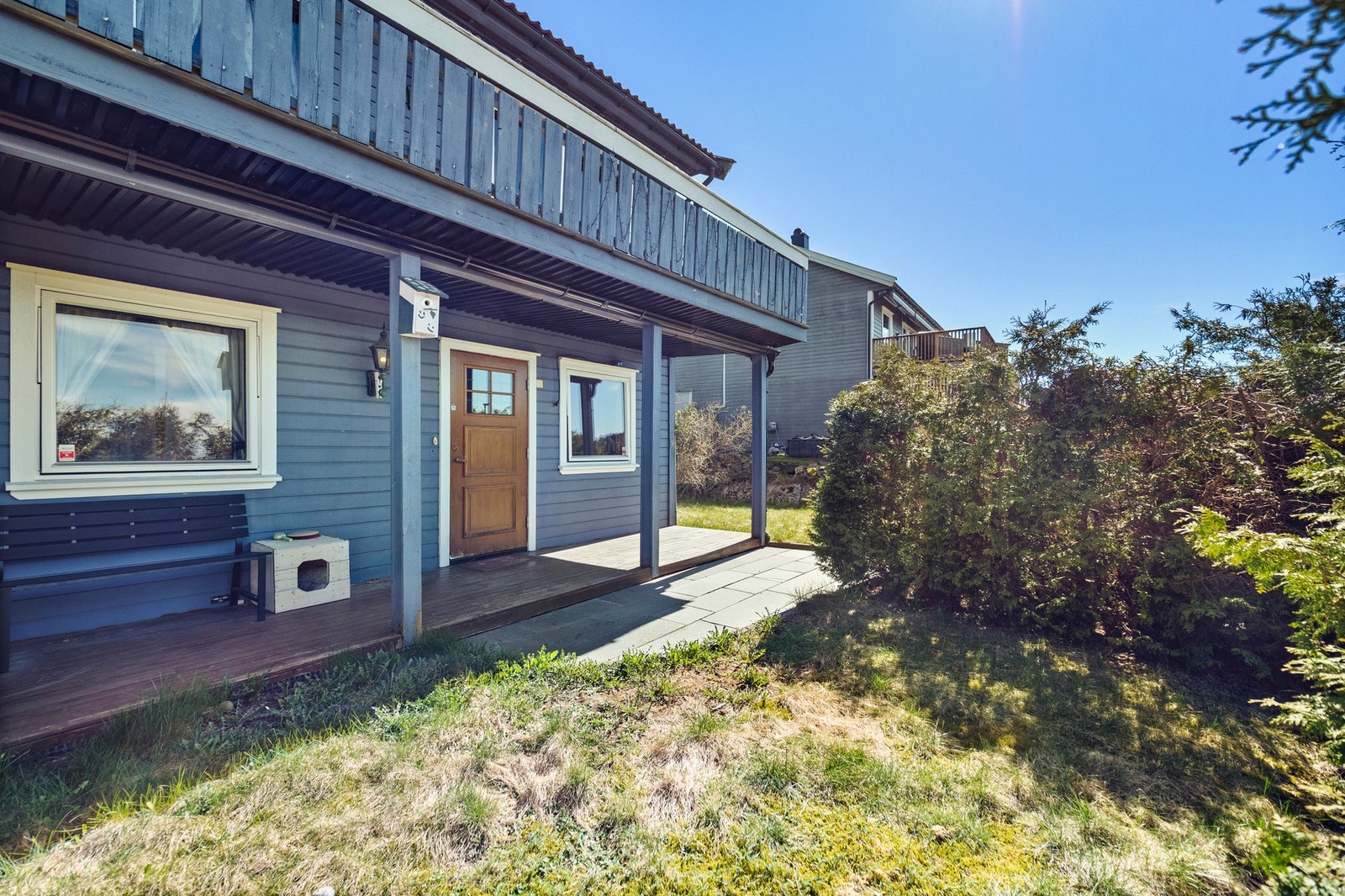 Inngangen er overbygd på en vestvendt terrasse med belysning, stikkontakt og en hendig, liten bod. Galleribilde