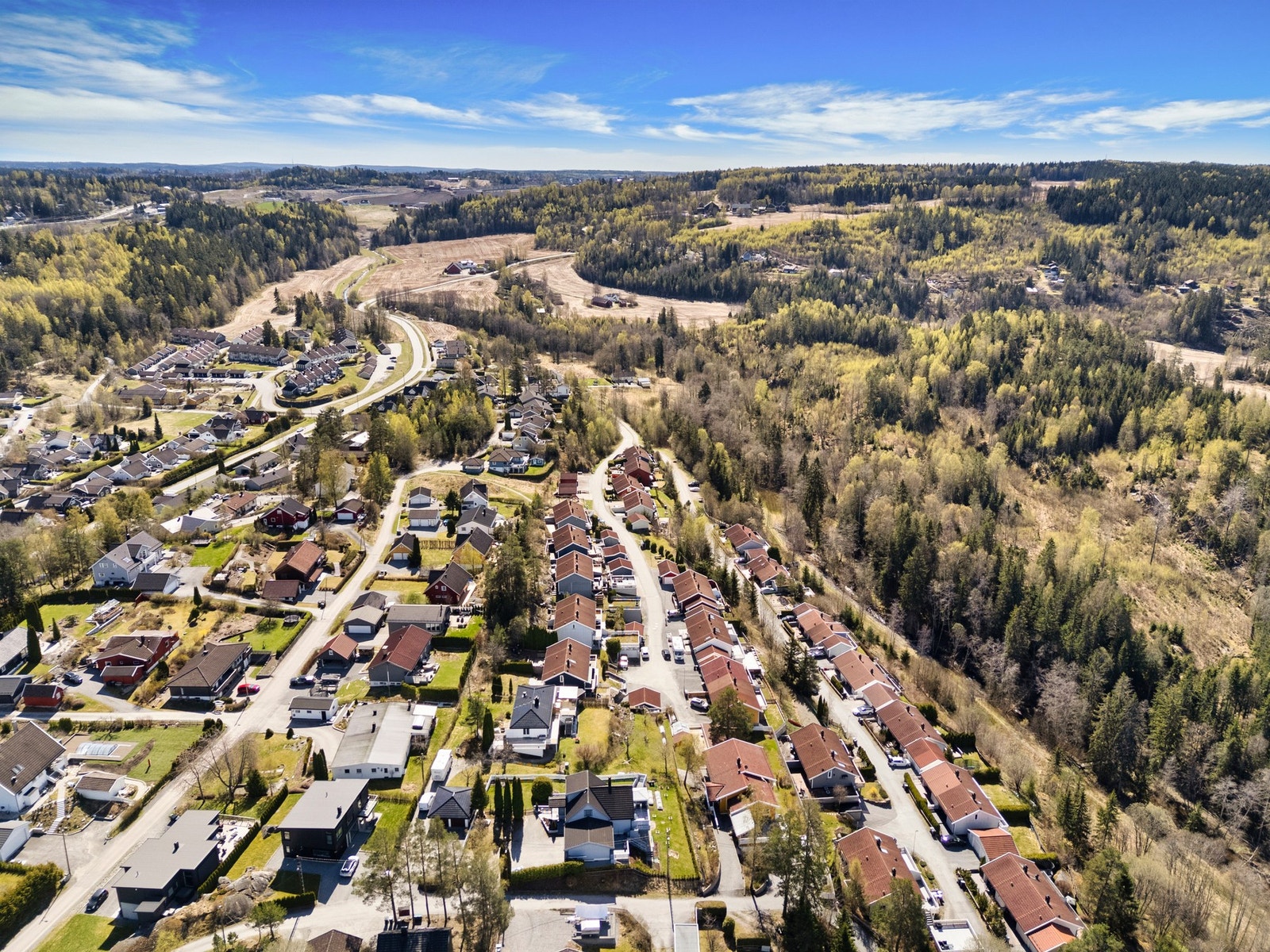 Til tross for sitt landlige preg, har området kort vei til E6 og Oslo, i tillegg til Ski, Kolbotn og Oppegård. Galleribilde