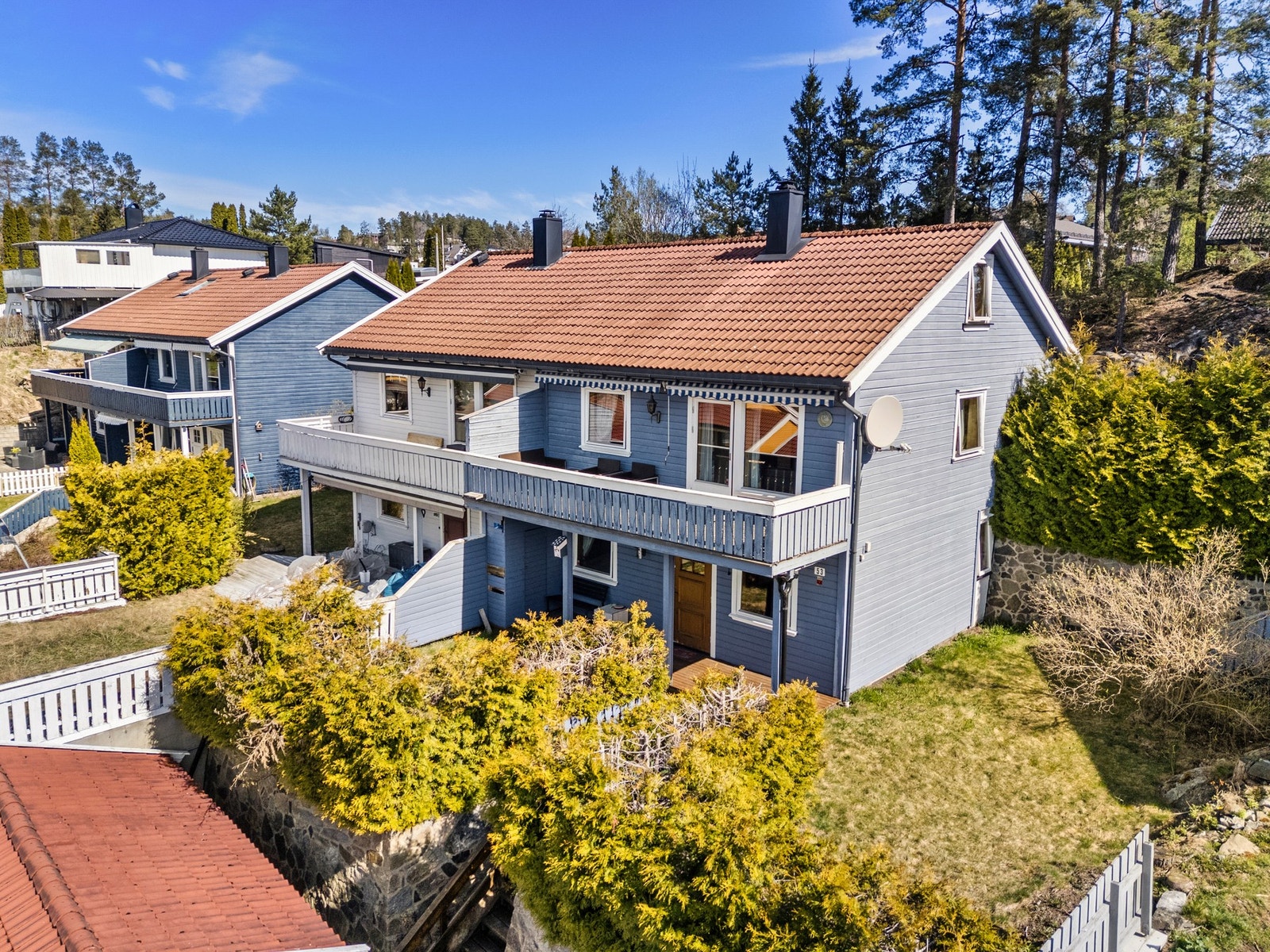 Fra garasjen er det trapp opp til en hage på fremsiden av huset. Galleribilde
