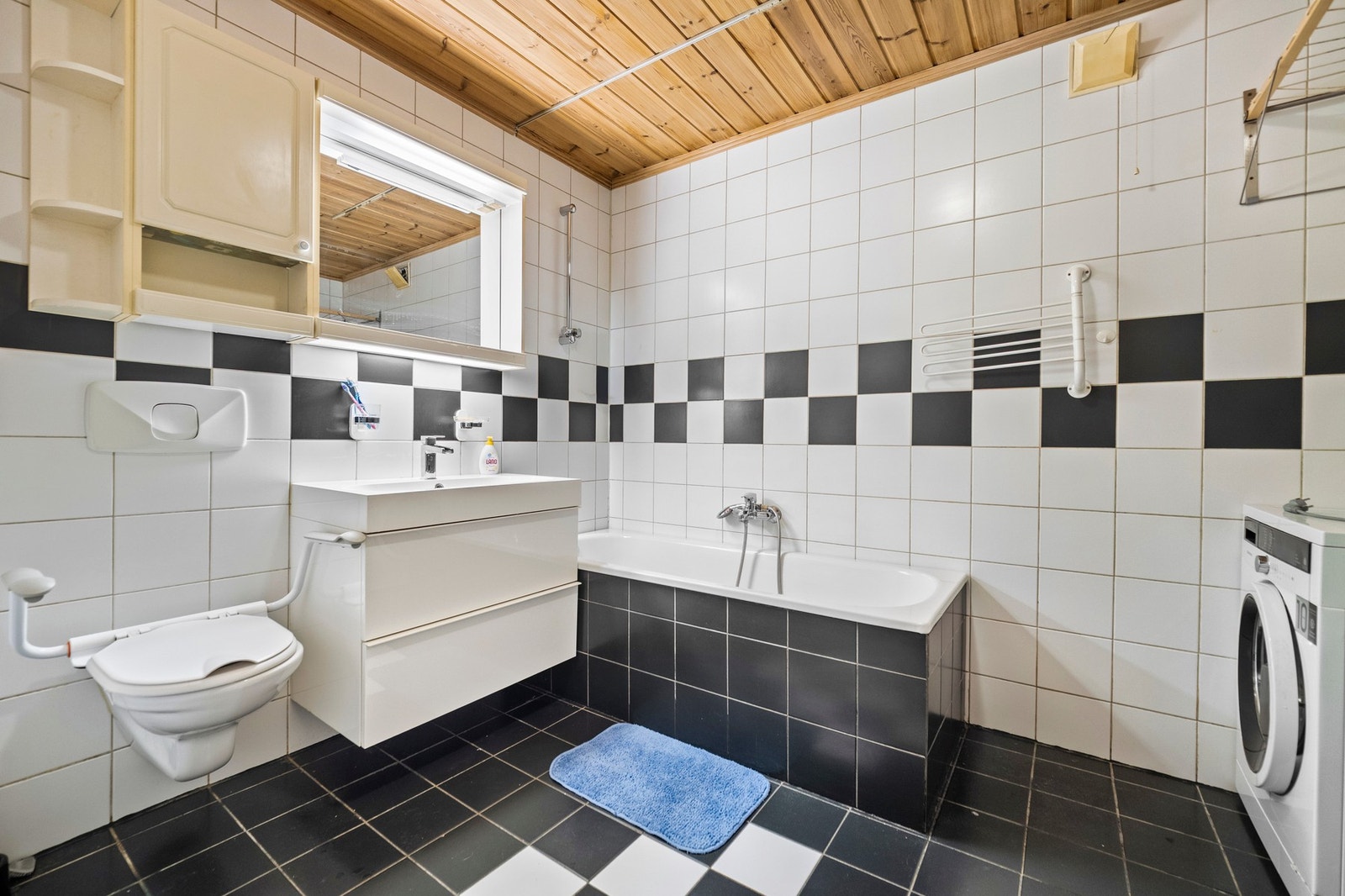 Badet er helfliset, og har badekar, varmekabler og opplegg for vaskemaskin. Galleribilde