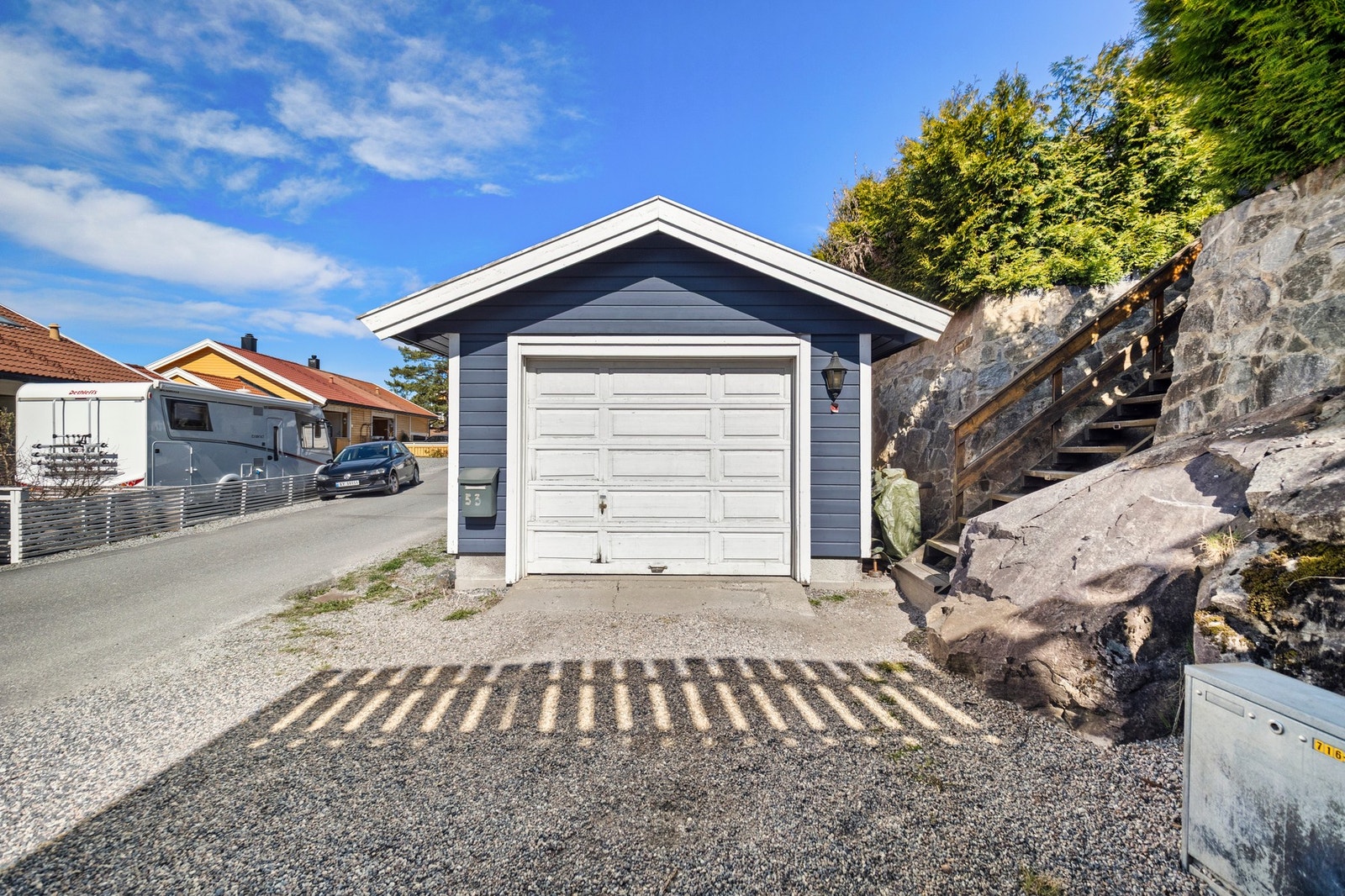 Nede ved veien har boligen en egen garasje med innlagt strøm og belysning. Galleribilde