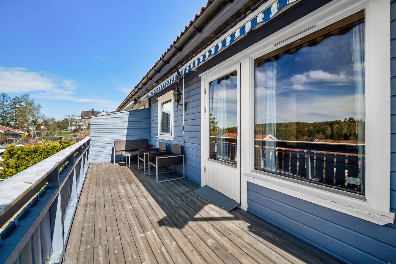 Stuen forlenges av en vestvendt terrasse oppmålt til ca. 14 kvm. Galleribilde