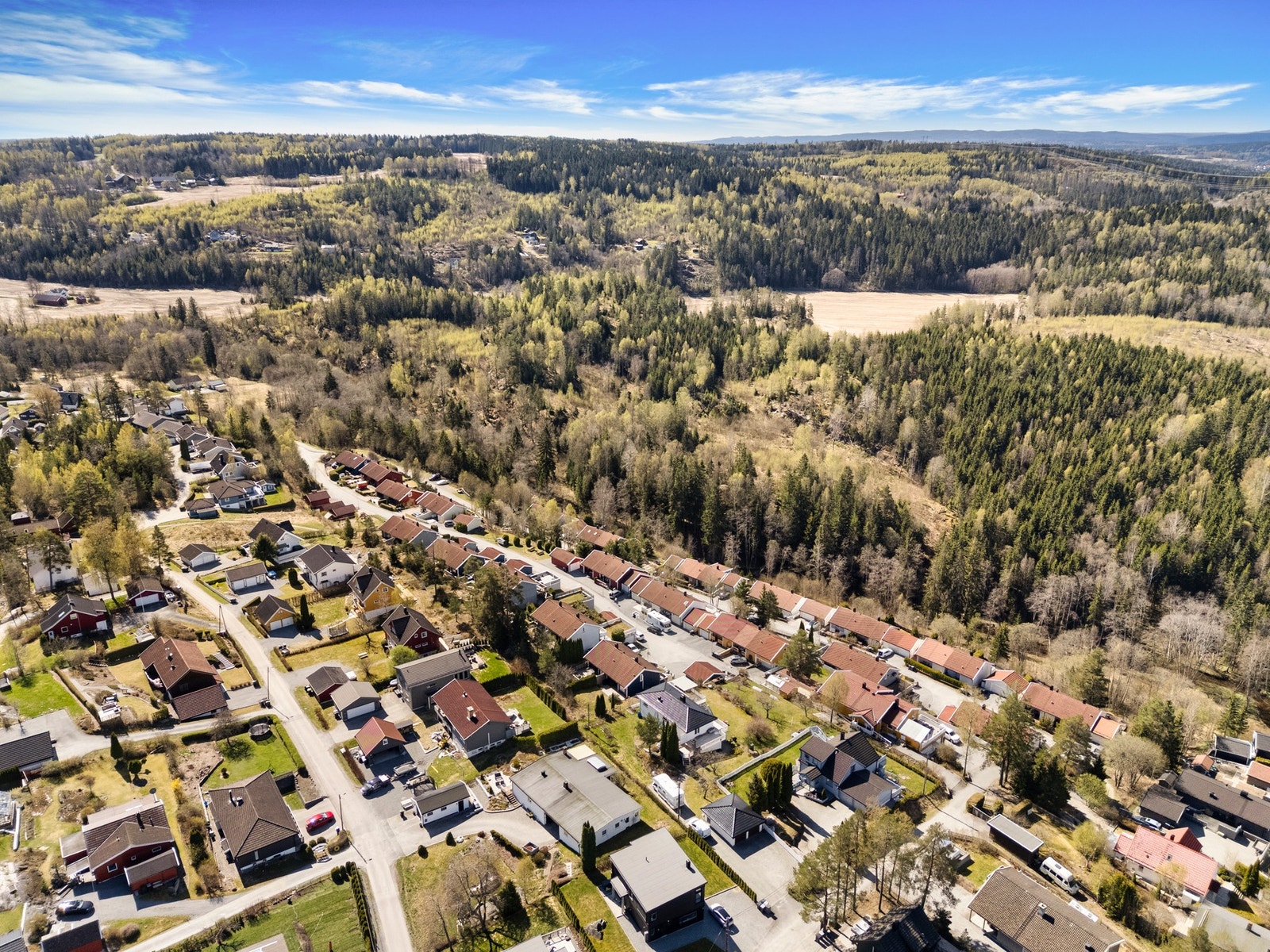Boligen har nærhet til barnehager, togstasjon, matbutikker og Langhus skole. Galleribilde