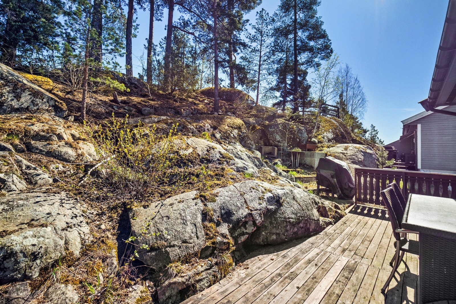 Uteplassen oppleves usjenert og er godt tilrettelagt terrenget. Galleribilde