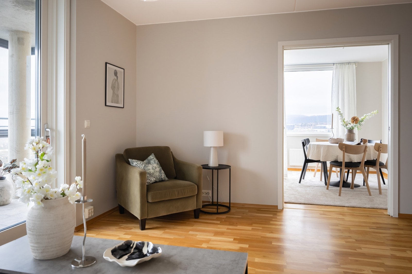 Stuen har praktisk tilgang til en lys spisestue og et komfortabelt soverom. Galleribilde