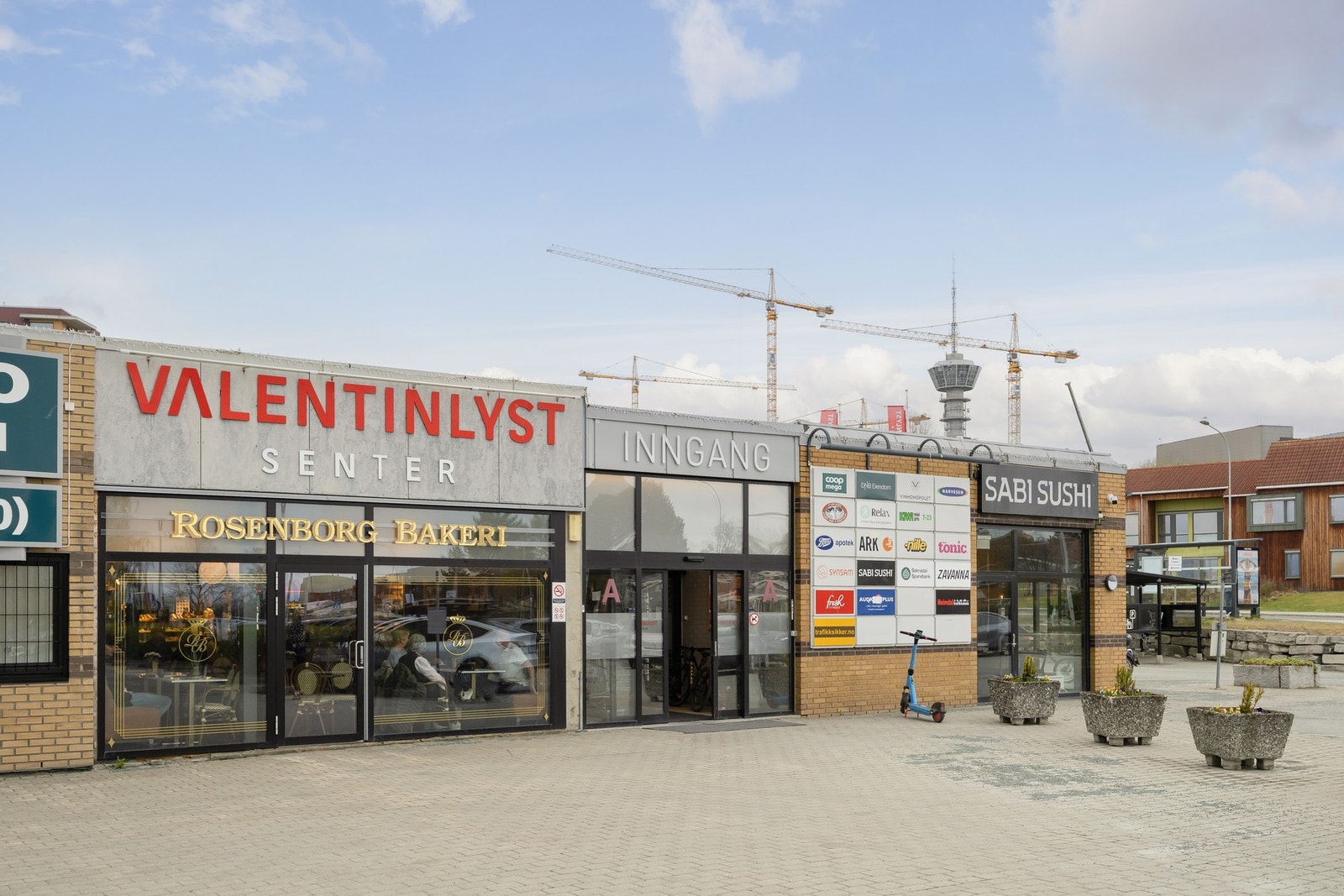 Valentinlyst Senter tilbyr et bredt utvalg av butikker og tjenester, inkludert bakeri og dagligvare. Galleribilde