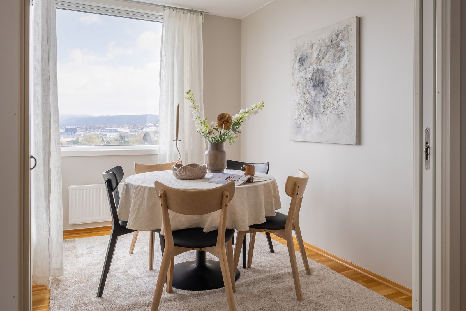 Spisestuen har store vinduer som gir rikelig med naturlig lys og en flott utsikt over nærområdet. Galleribilde