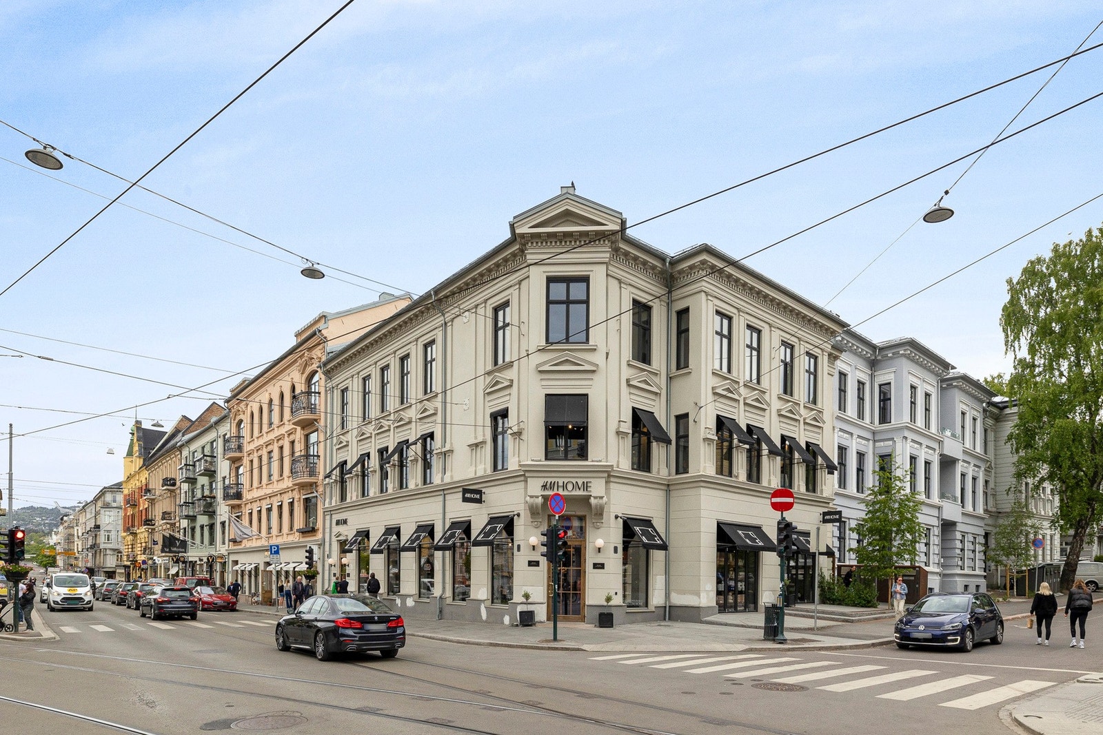 Det er kort gangavstand til den populære handlegaten Bogstadveien, samt andre servicetilbud du måtte trenge i hverdagen. Galleribilde