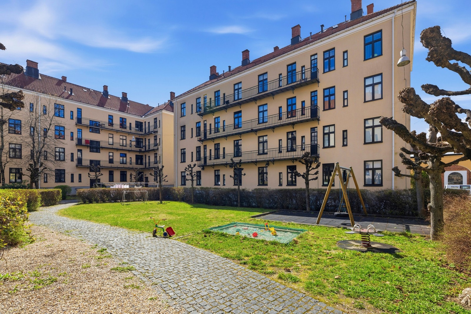 Leiligheten er en del av Aksjelaget Trudvang AS som er kjent for sine flotte bygårder med fantastiske bakgårdsarealer. Galleribilde