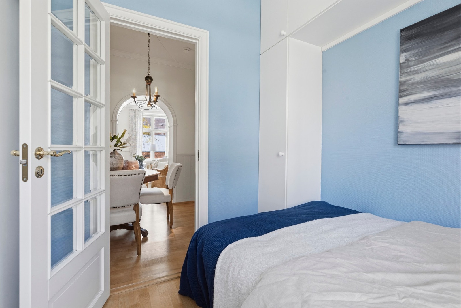Soverommet vender mot stille bakgård og fremstår som en rolig og behagelig sone, med god plass til dobbeltseng og tilhørende møblement. Galleribilde